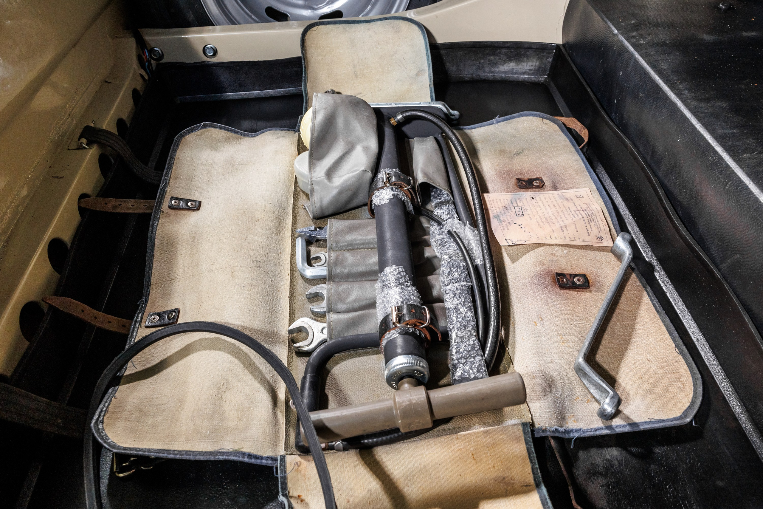 Автомобильная фотосъемка ВАЗ 2101 после реставрации в Бюро "Наследие"