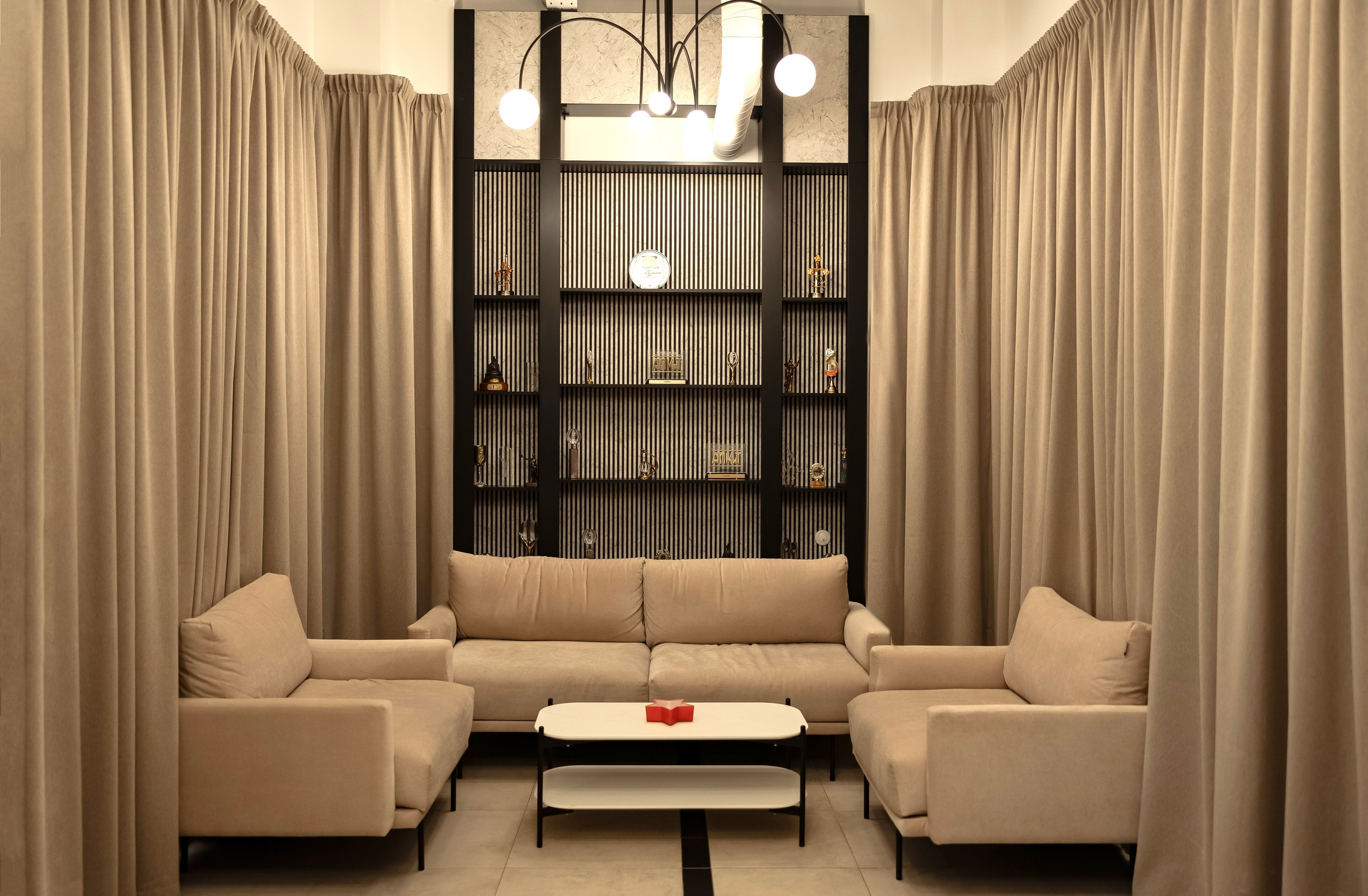 Офис кинопродакшена «StarMedia». Лисенкова Алиса — Фотограф, видеомейкер. Москва