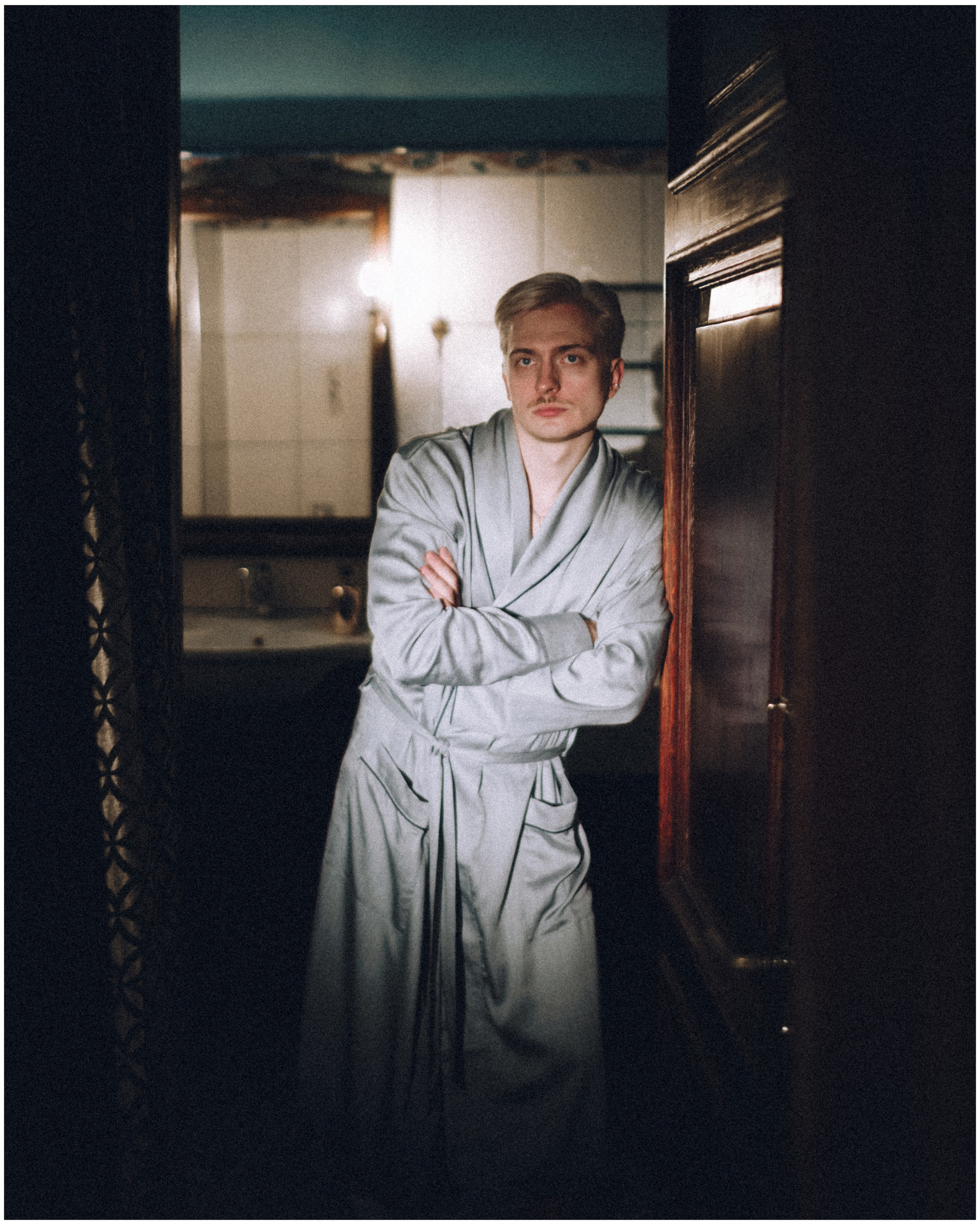 Портретная фотосессия мужчины в квартире в москве