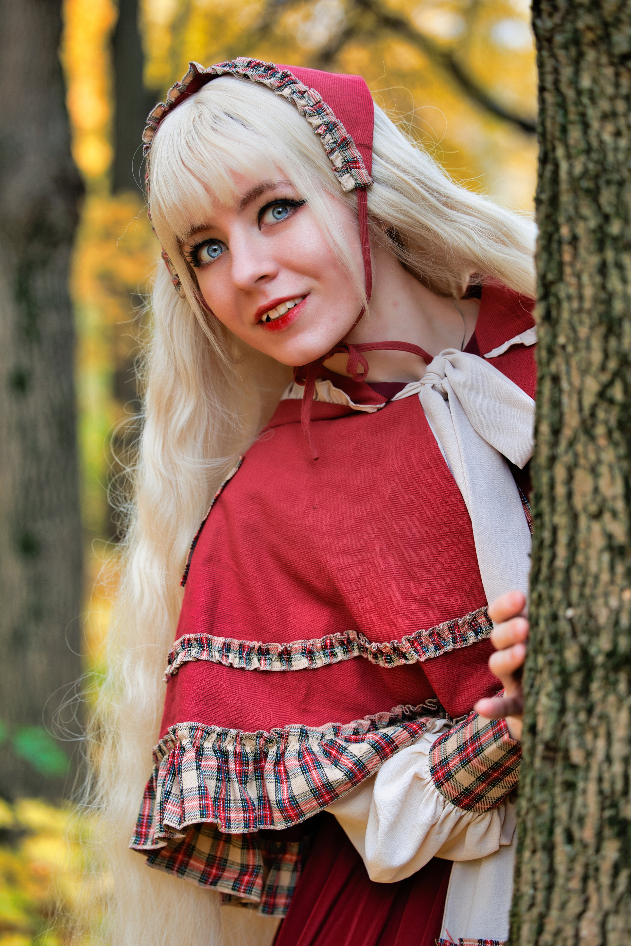 Фотосессия в костюме красной шапочки в лесу