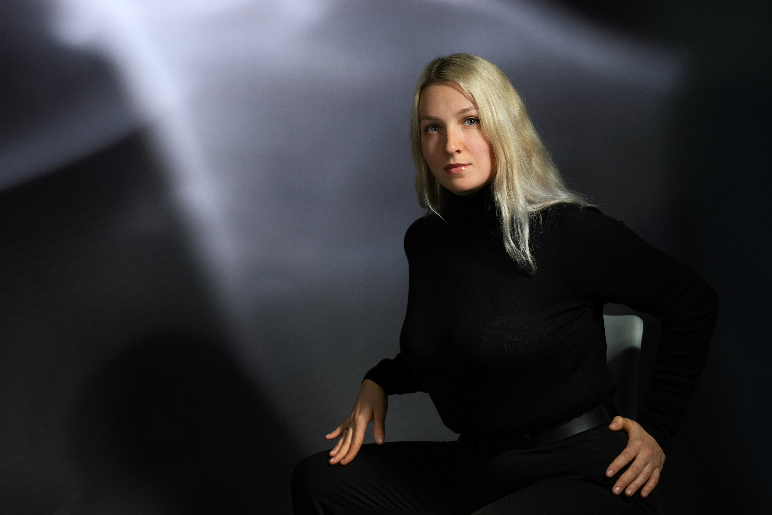 Студийная съёмка девушки в чёрном при сложном свете