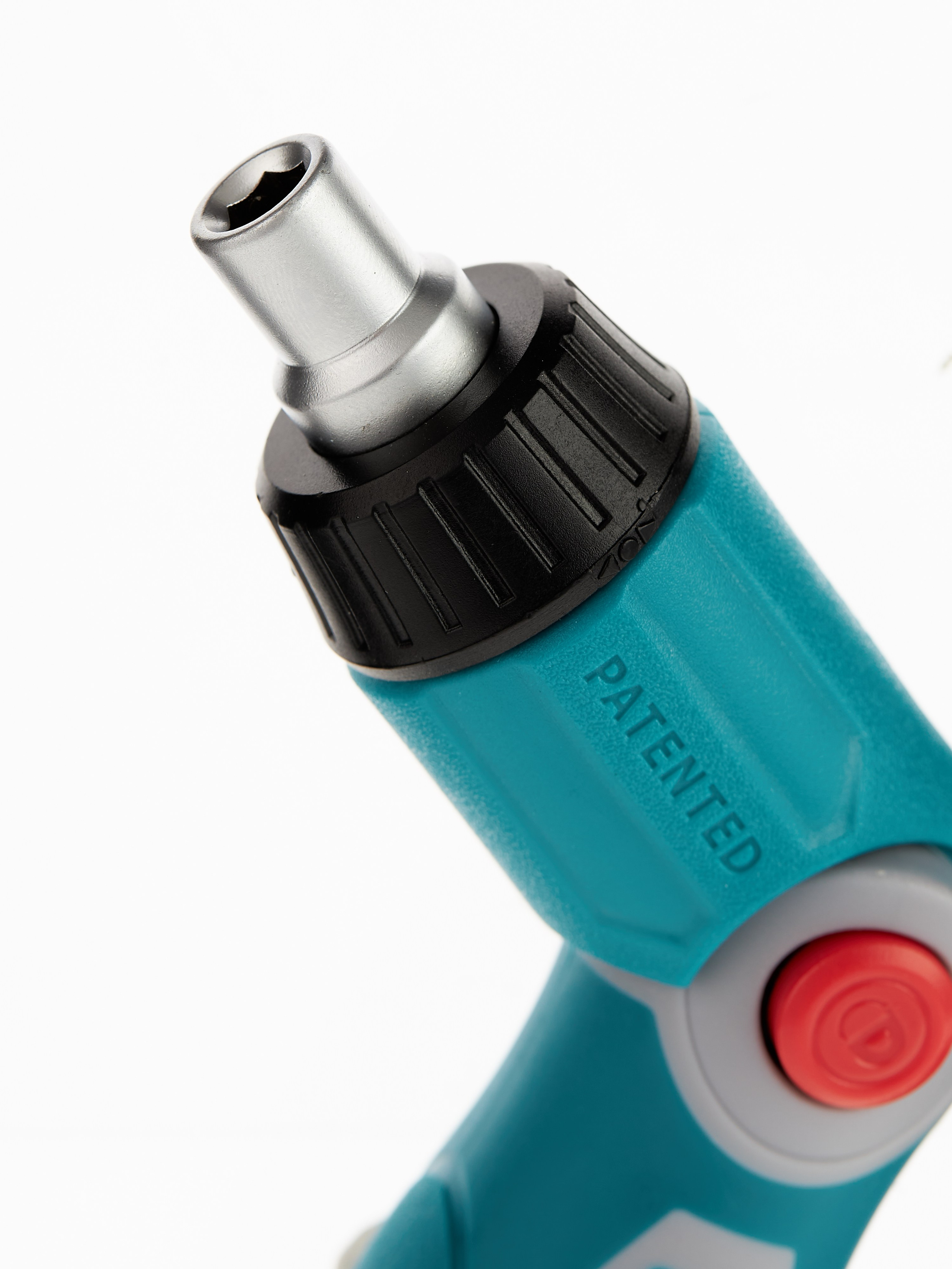 Отвертка на белом фоне 