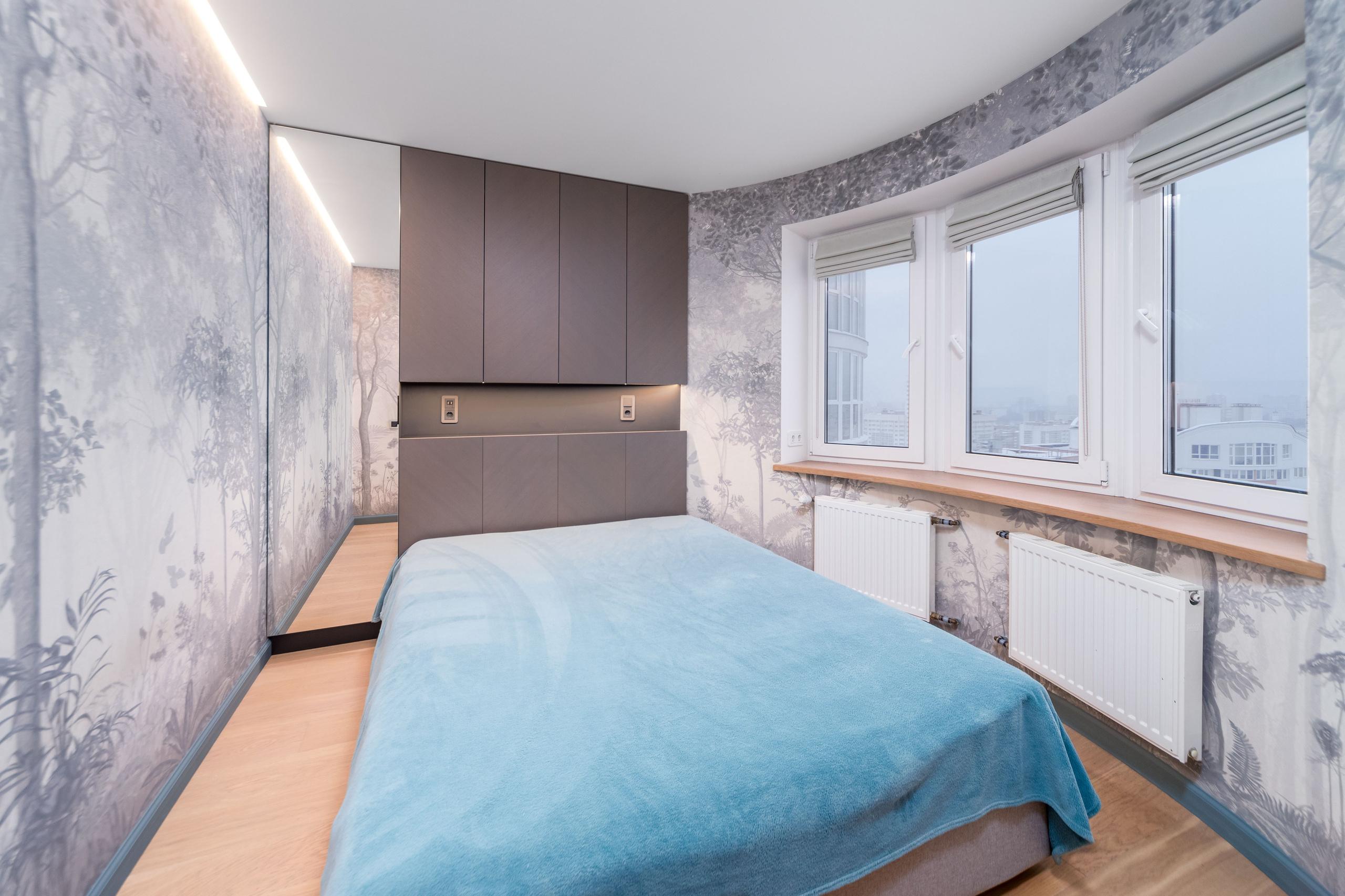 Фото интерьера родительской спальни в четырехкомнатной квартире в Минске