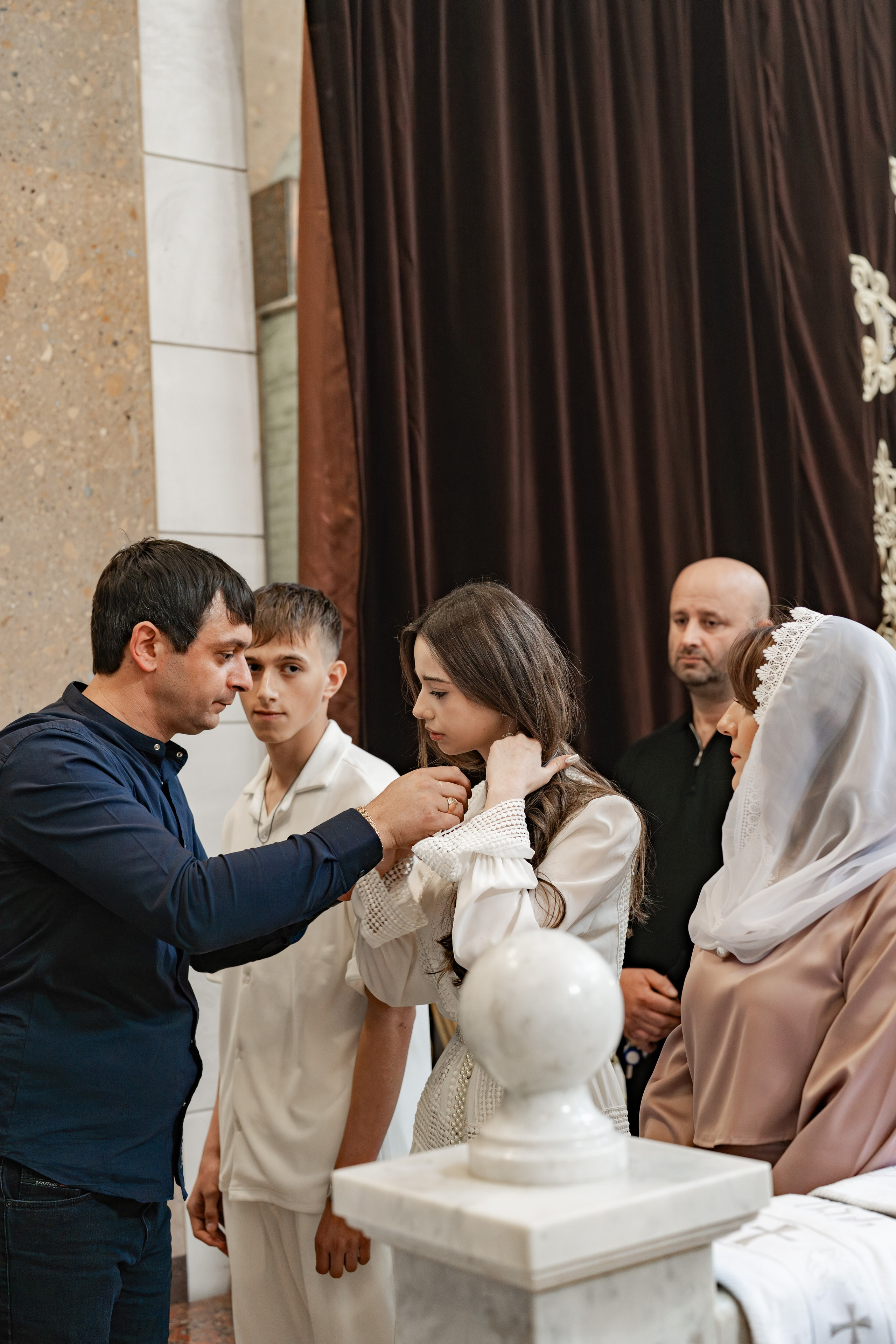 Крещение  ребёнка в храме. Фотограф видеограф Геннадий Янбаев в Сочи, Краснодаре