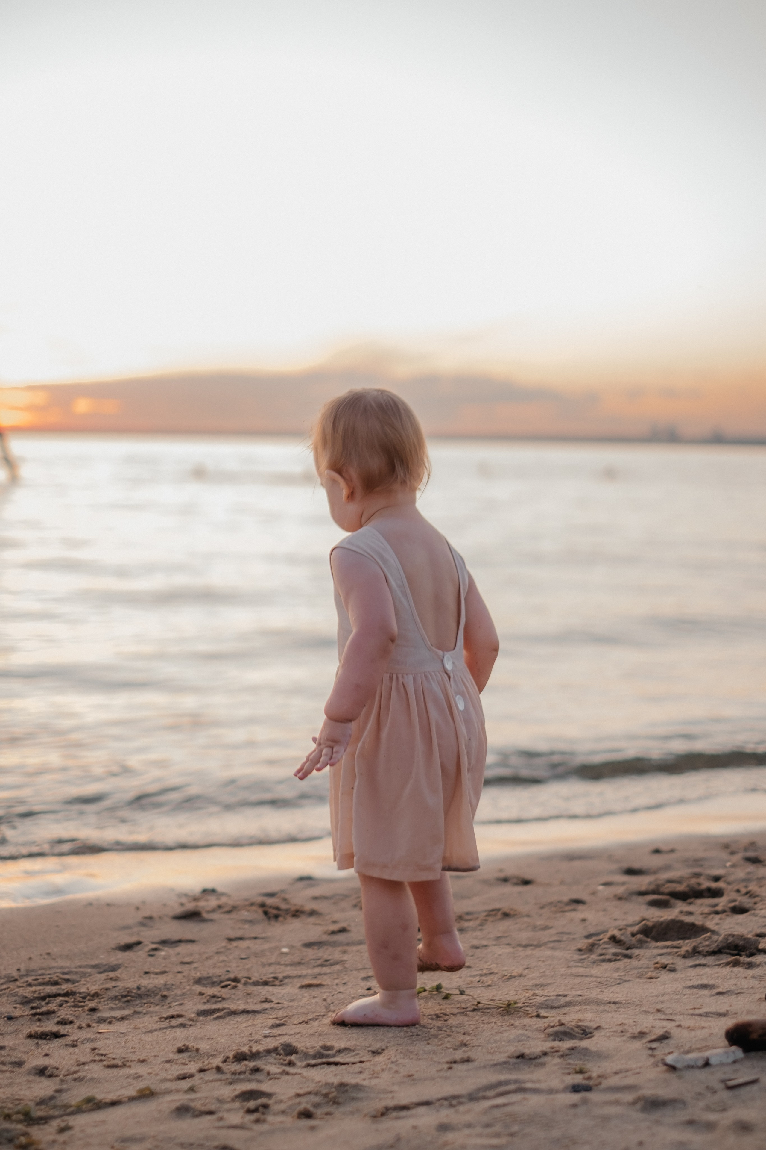 Катя с дочками на берегу. Фотограф в Новосибирске Диана Ильиных