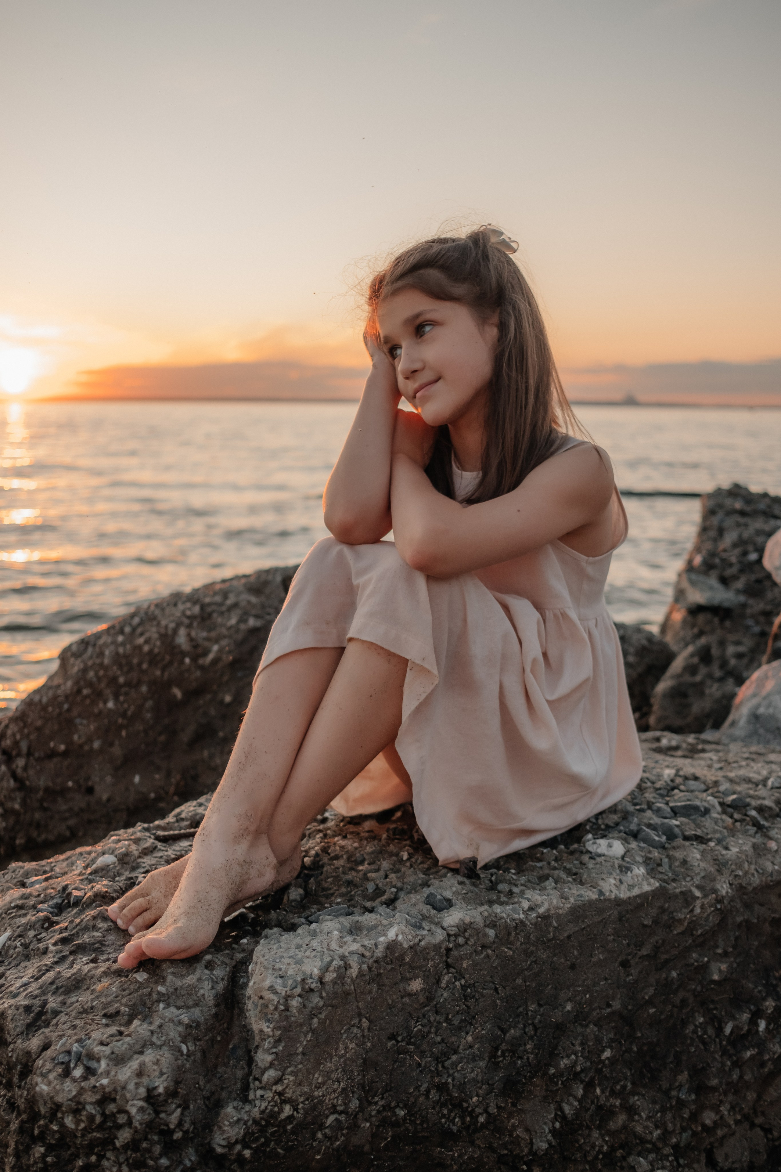 Катя с дочками на берегу. Фотограф в Новосибирске Диана Ильиных