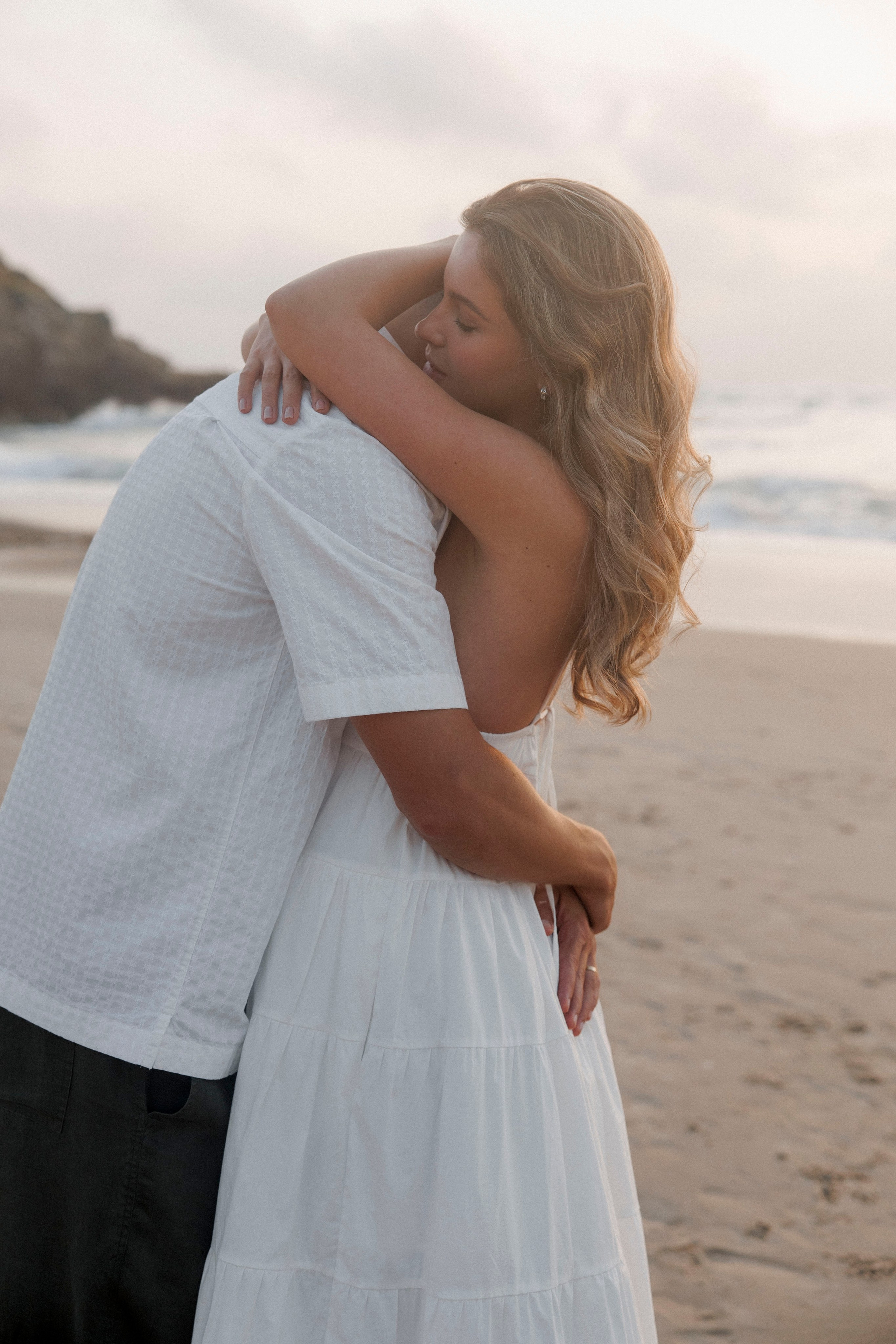 Pregnancy photoshoot near the sea (cloudy weather). Главная