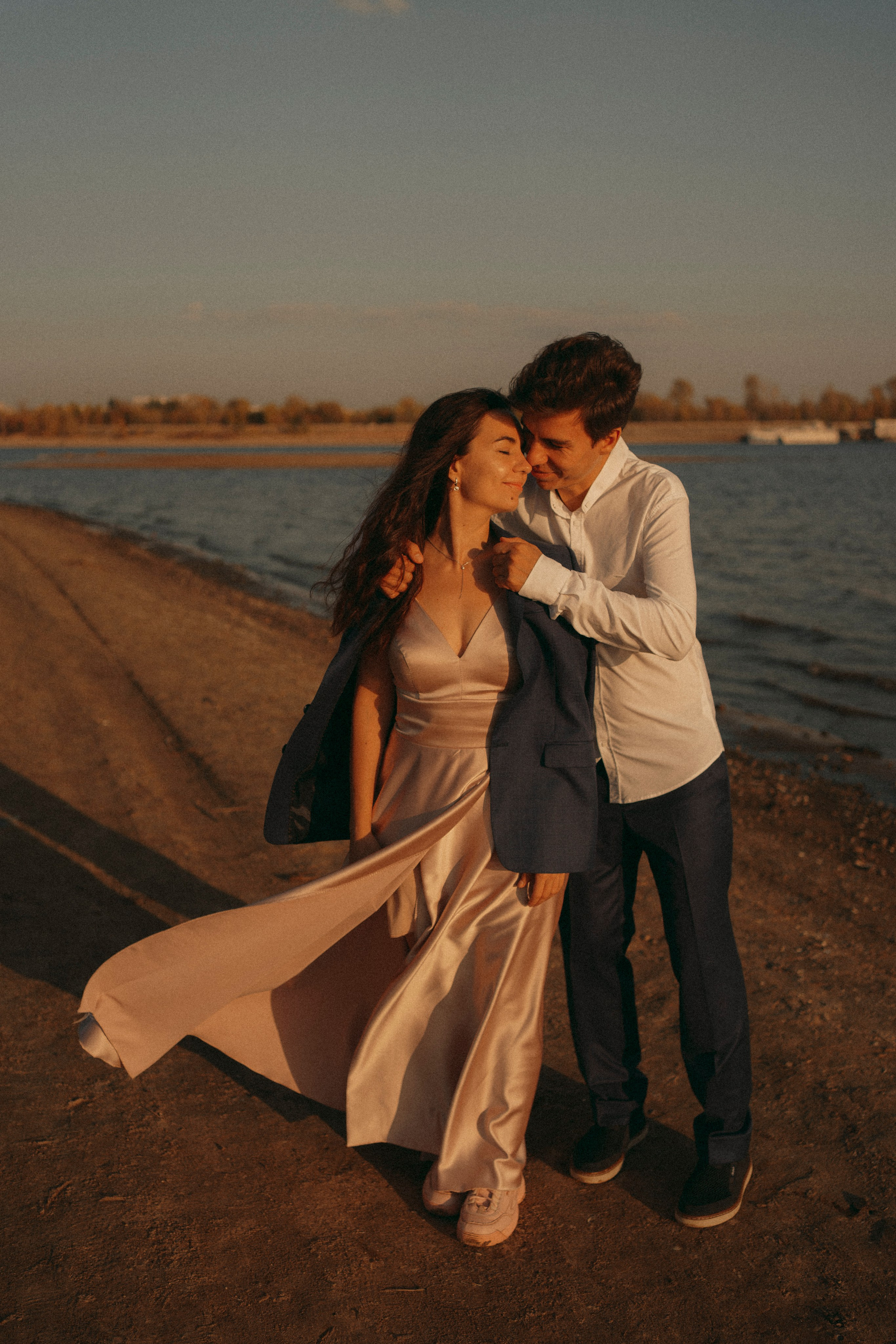 Love Story в свадебных нарядах на берегу реки. Портретный фотограф в Казани, Красной Поляне и Сочи Анна Кузнецова