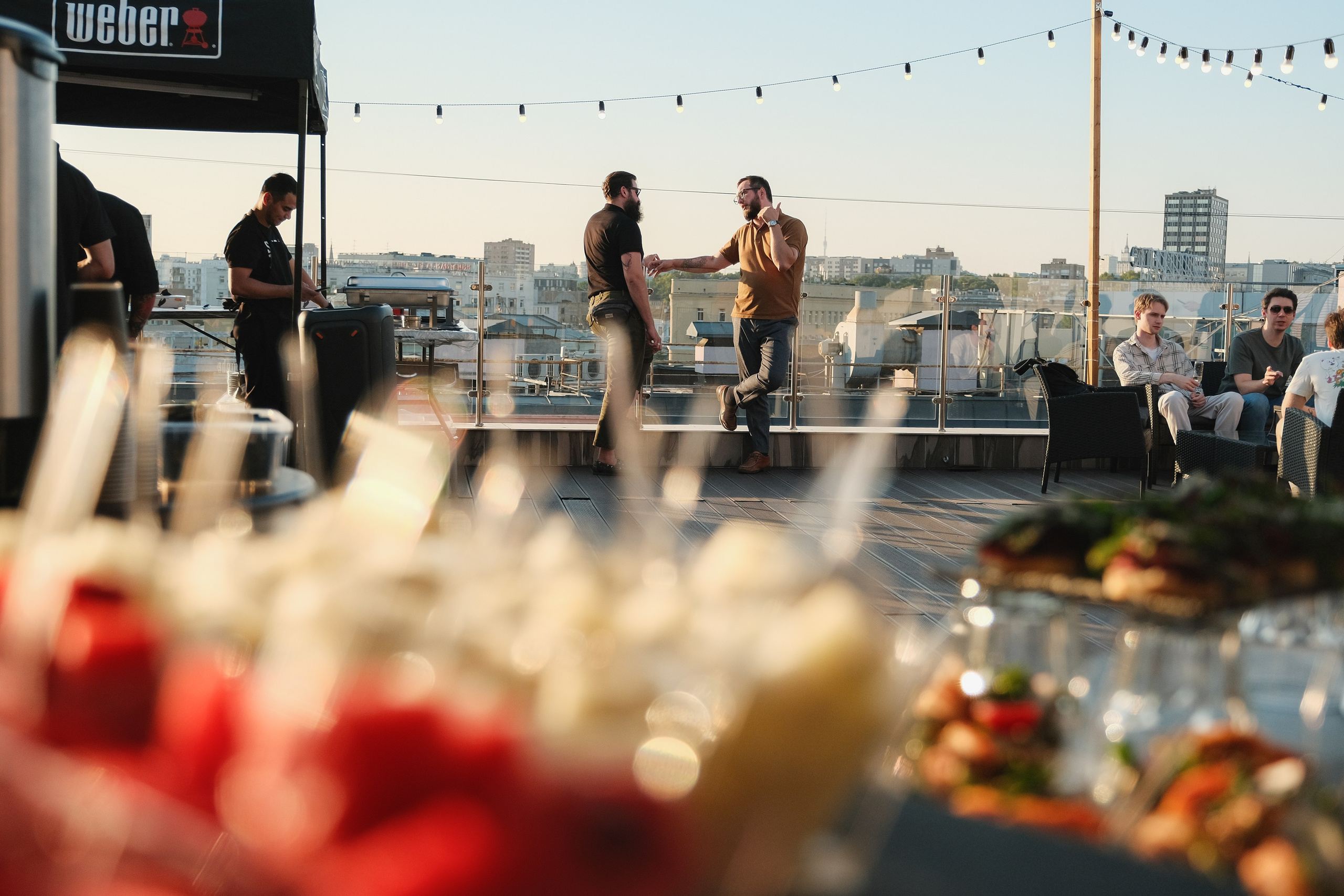 Фотосъёмка вечеринки в Москве. Съёмка с передним планом.