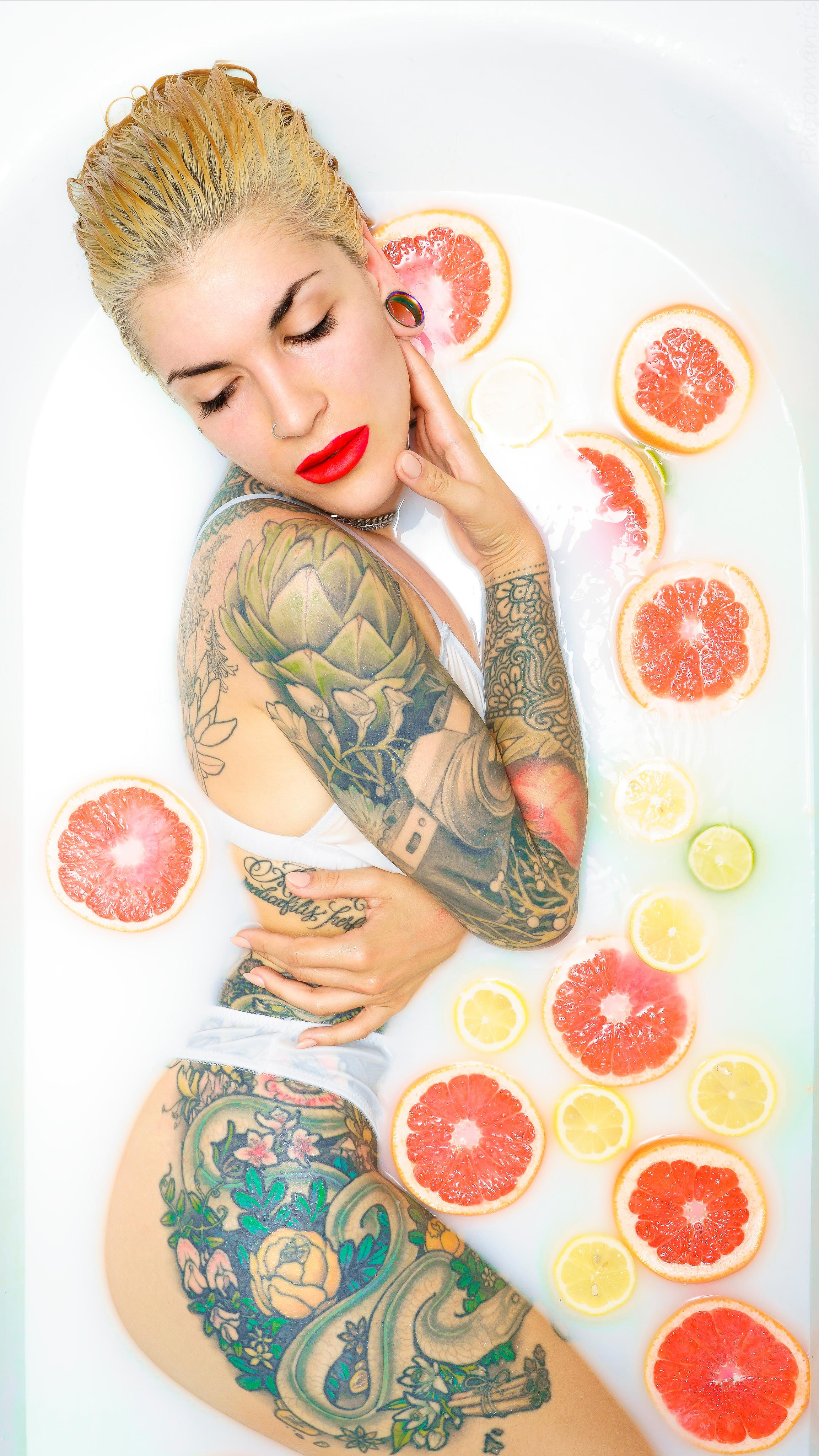 Ванная с молоком. Photomantis