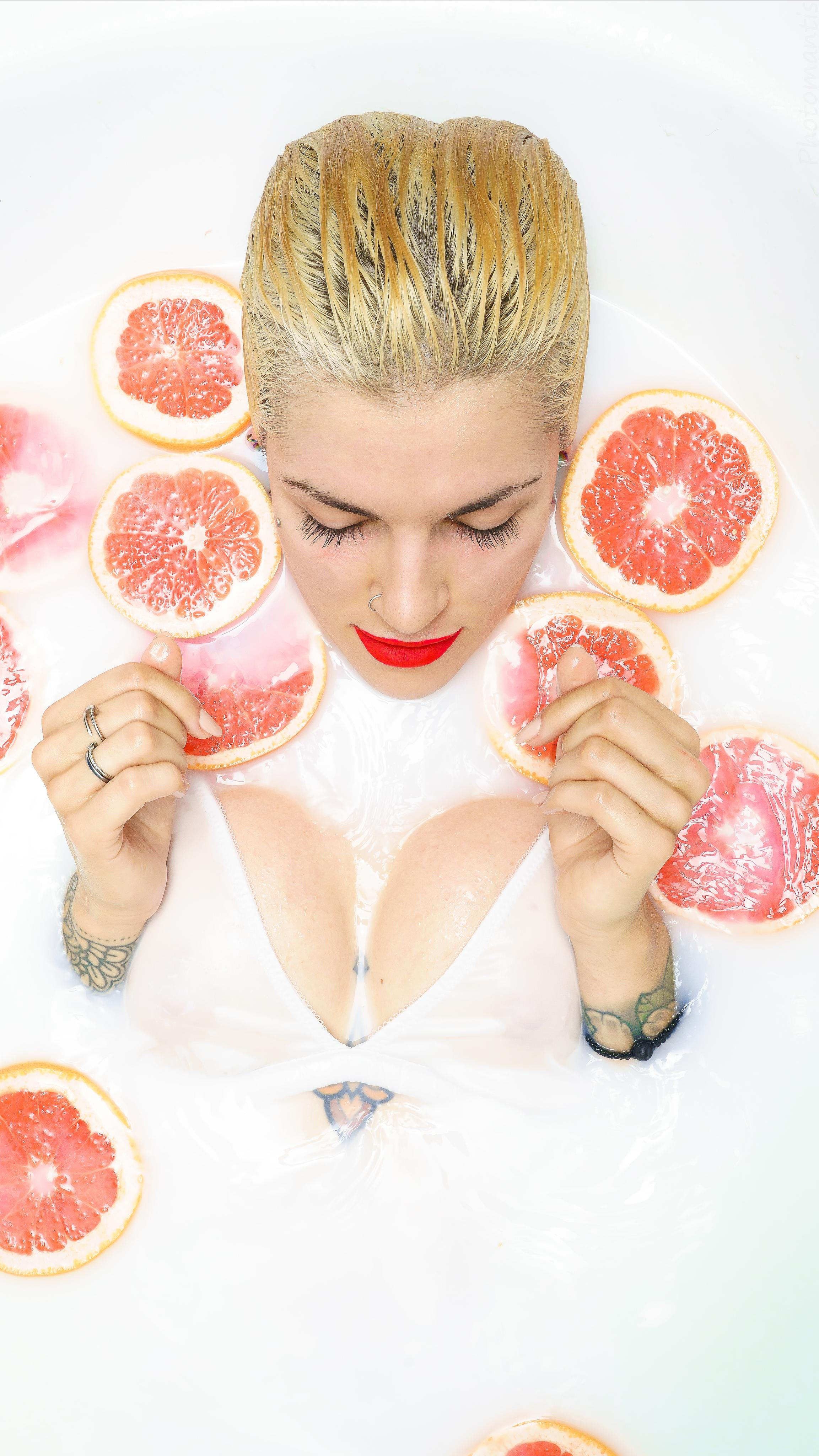 Ванная с молоком. Photomantis