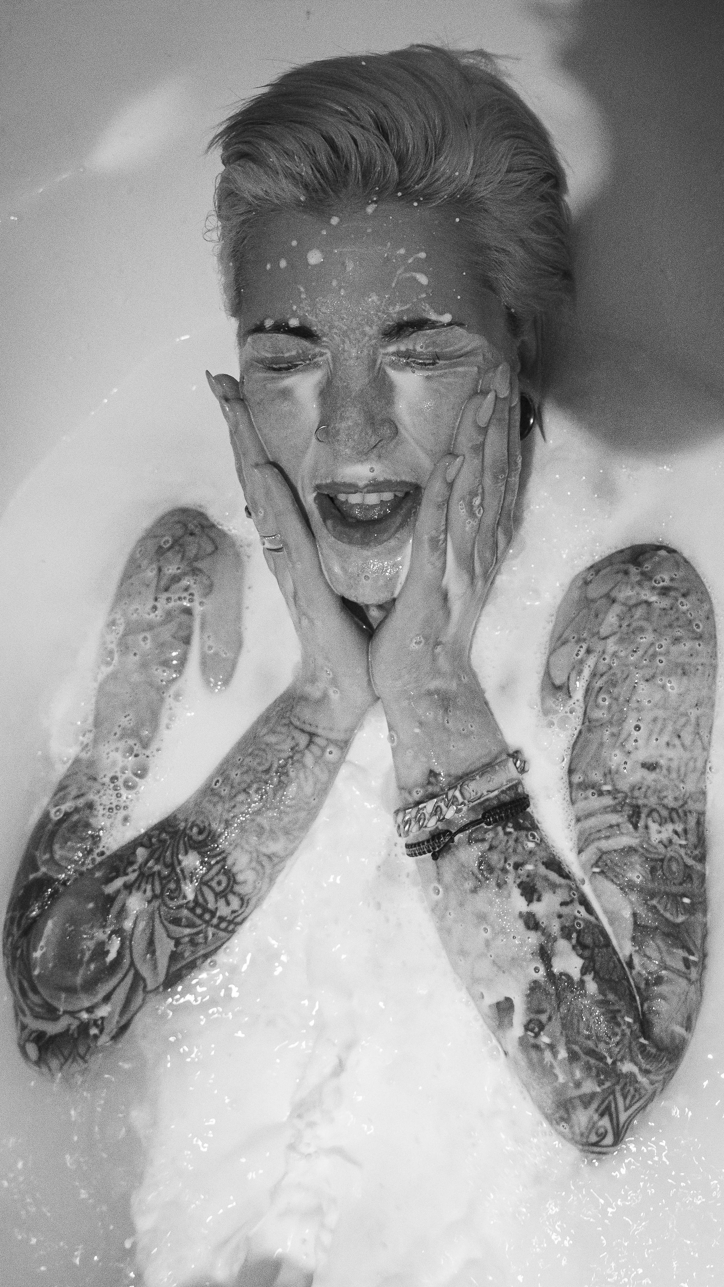 Ванная с молоком. Photomantis