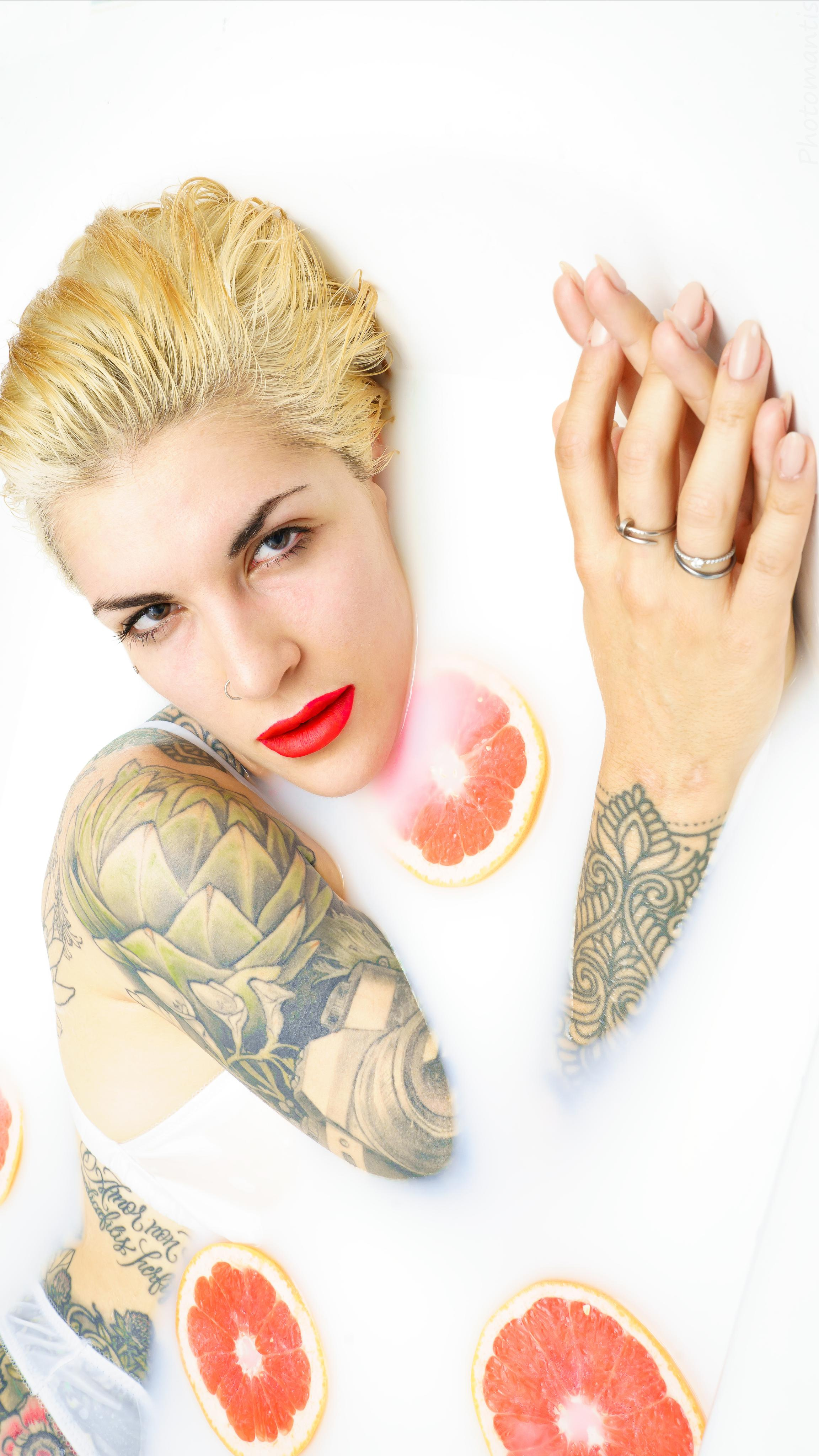 Ванная с молоком. Photomantis