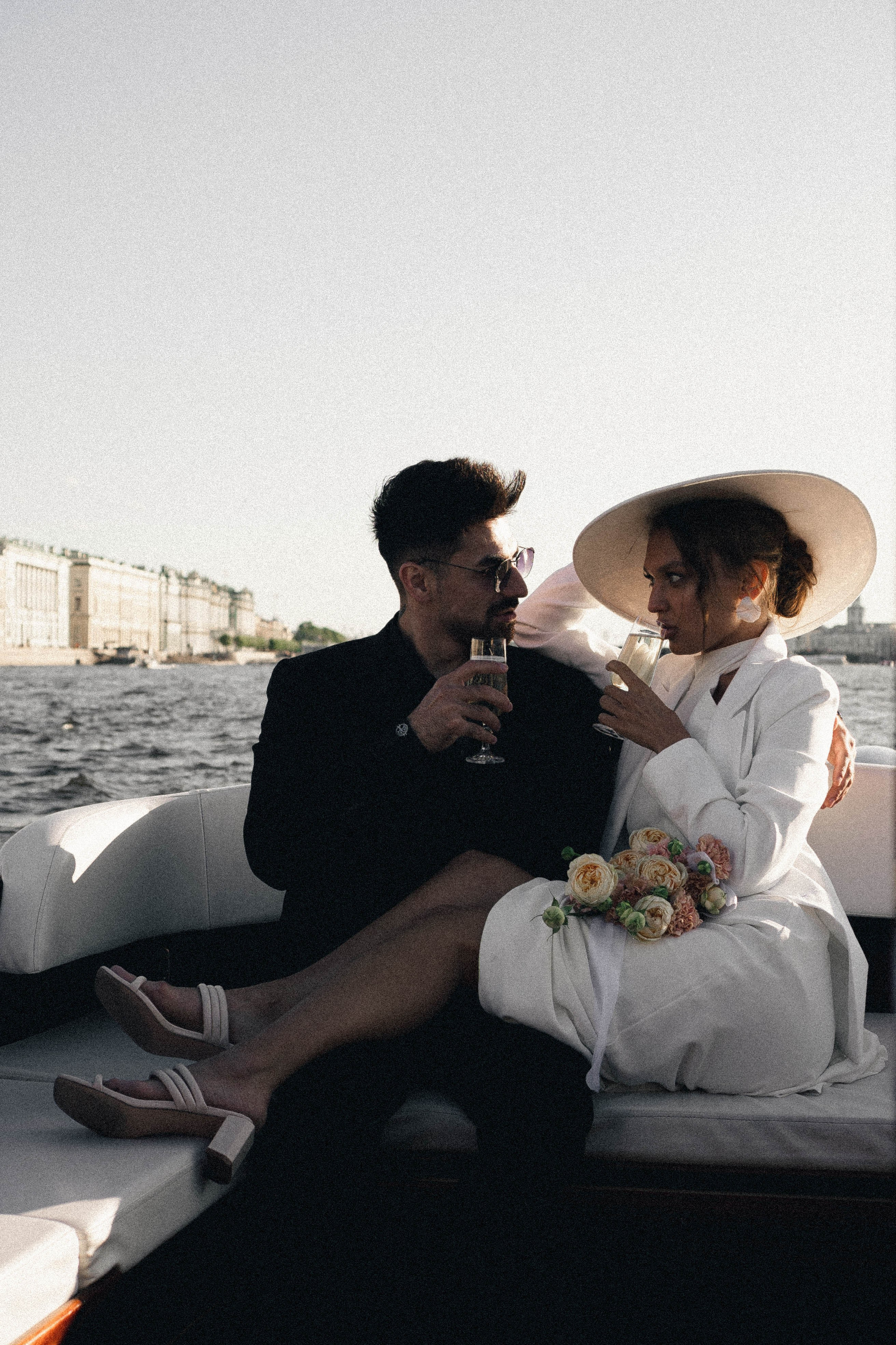 СВАДЕНБНАЯ СЬЕМКА НА КАТЕРЕ ПО КАНАЛАМ САНКТ-ПЕТЕРБУРГА И В АКВАТОРИИ НЕВЫ. Профессиональный фотограф, Санкт-Петербург — Виктория Богомолова