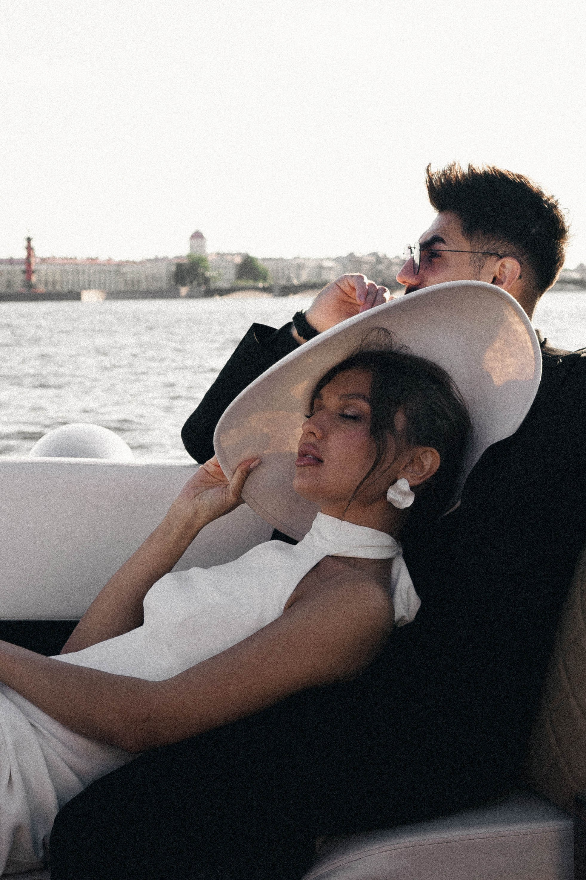 СВАДЕНБНАЯ СЬЕМКА НА КАТЕРЕ ПО КАНАЛАМ САНКТ-ПЕТЕРБУРГА И В АКВАТОРИИ НЕВЫ. Профессиональный фотограф, Санкт-Петербург — Виктория Богомолова