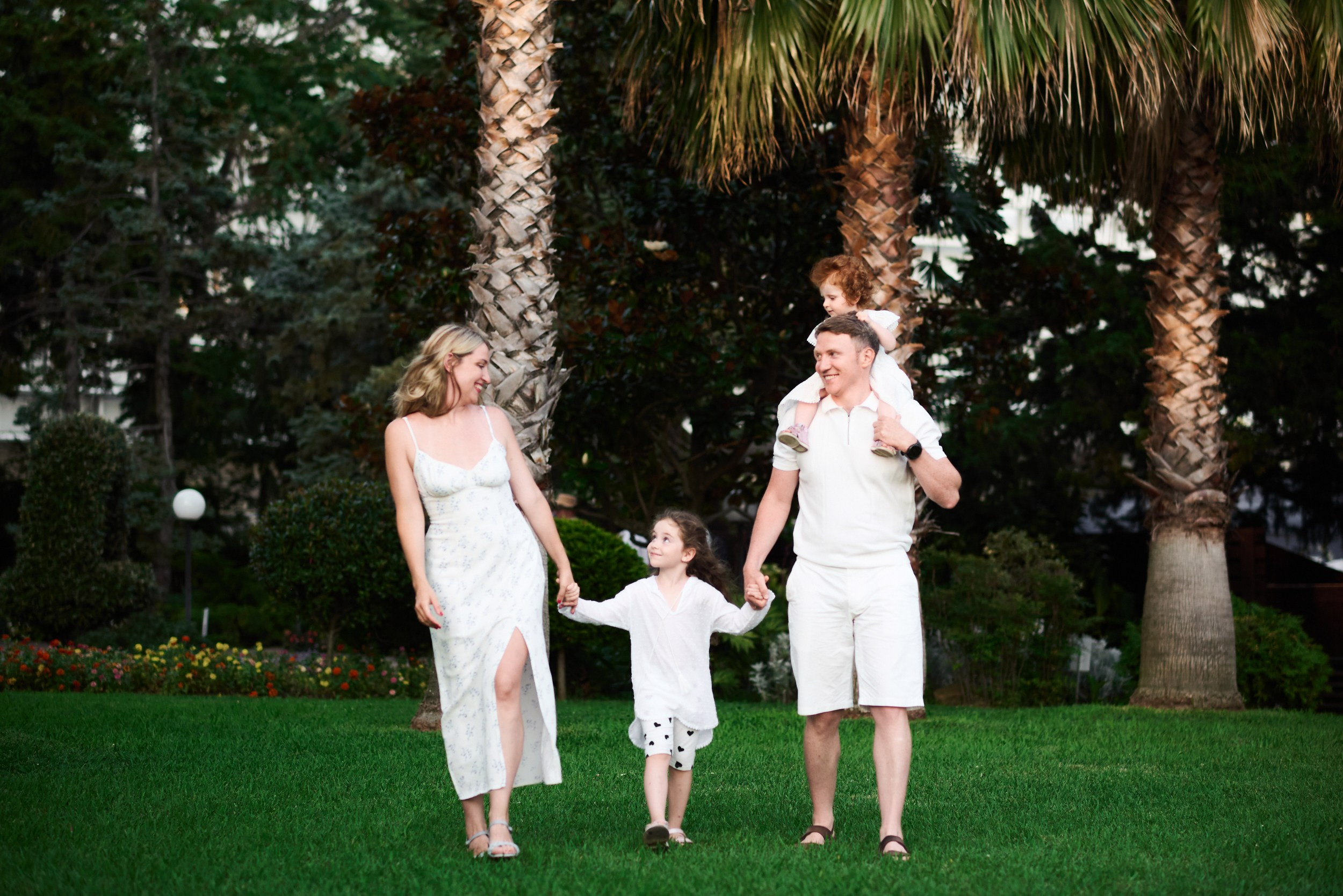 Семейные фотосессии в Сочи, Адлере, Сириусе, Красной поляне от профессионального фотографа. Фотограф для женщин и мужчин, контента для бизнеса в Сочи, Адлере, Красной поляне, Розе Хутор