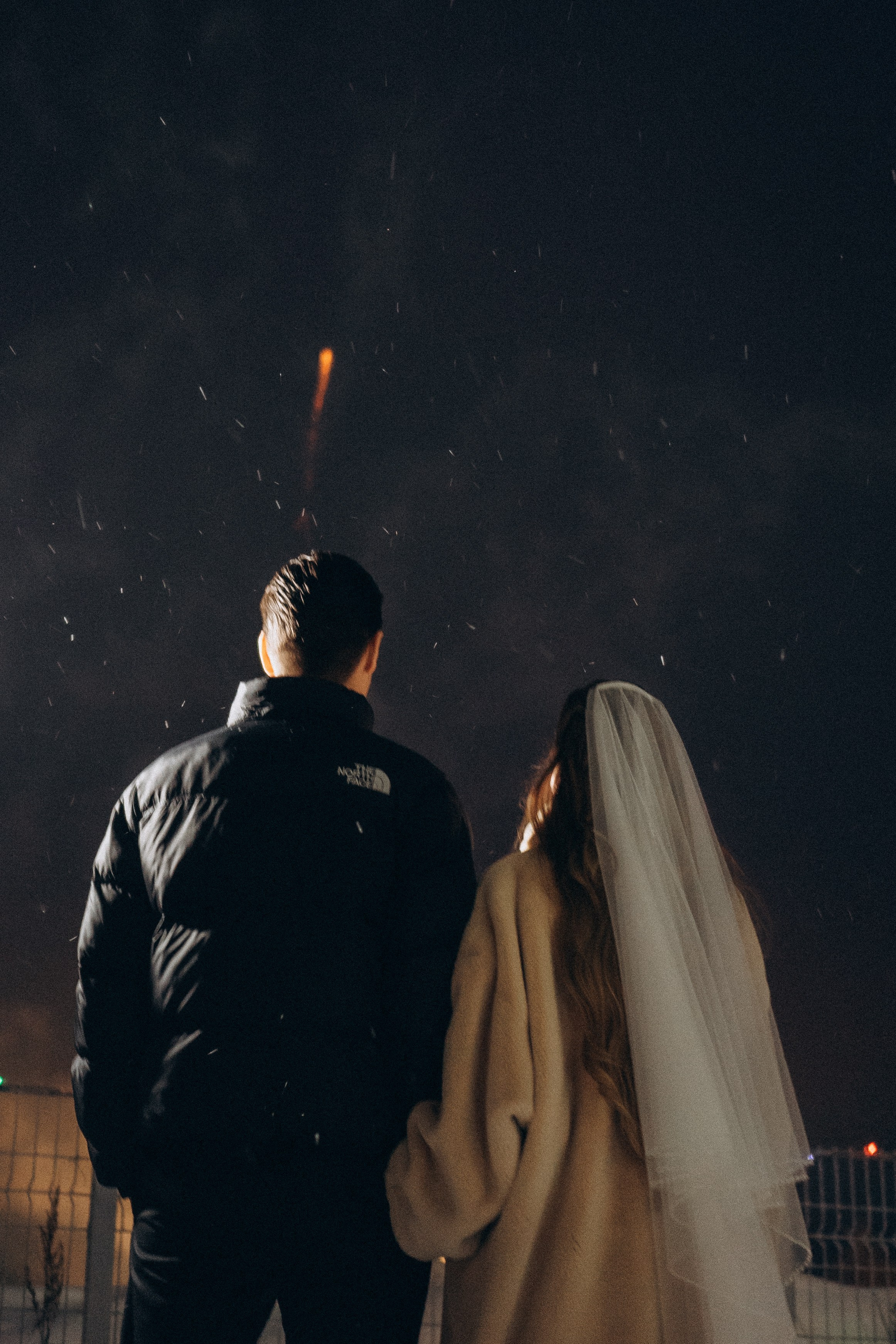 САЛЮТ НА СВАДЕБНОЙ ЦЕРЕМОНИИ (СНЯТО В СИБИРЕ В НИЖНЕВАРТОВСКЕ). Профессиональный фотограф, Санкт-Петербург — Виктория Богомолова