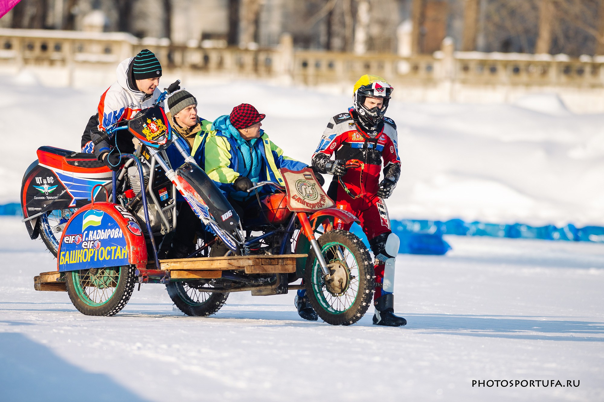 Мотогонку на льду. Спортивный фотограф в Уфе Евгений Буров