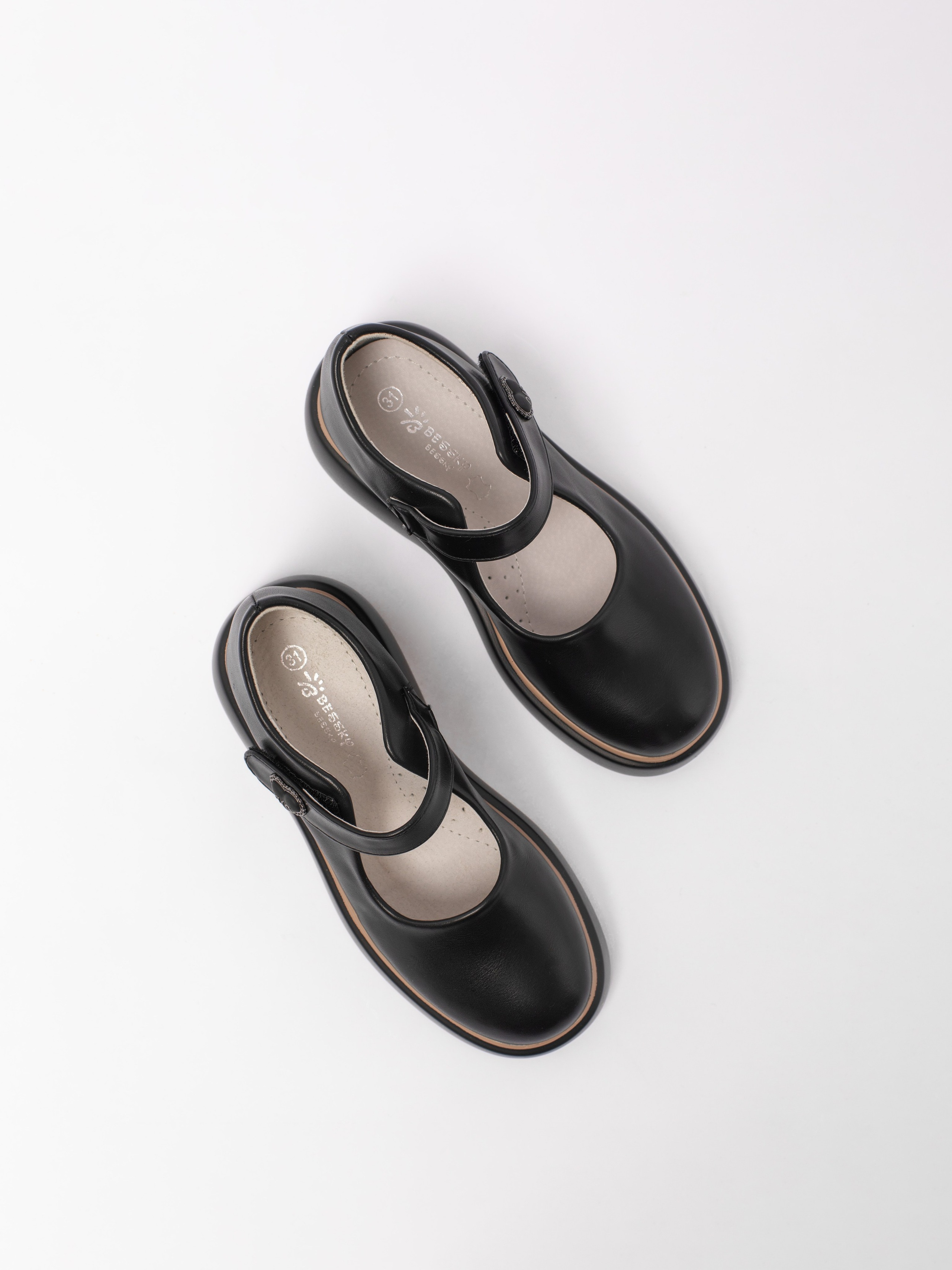 Школьные туфли. Фотостудия предметной и модельной съёмки для маркетплейсов