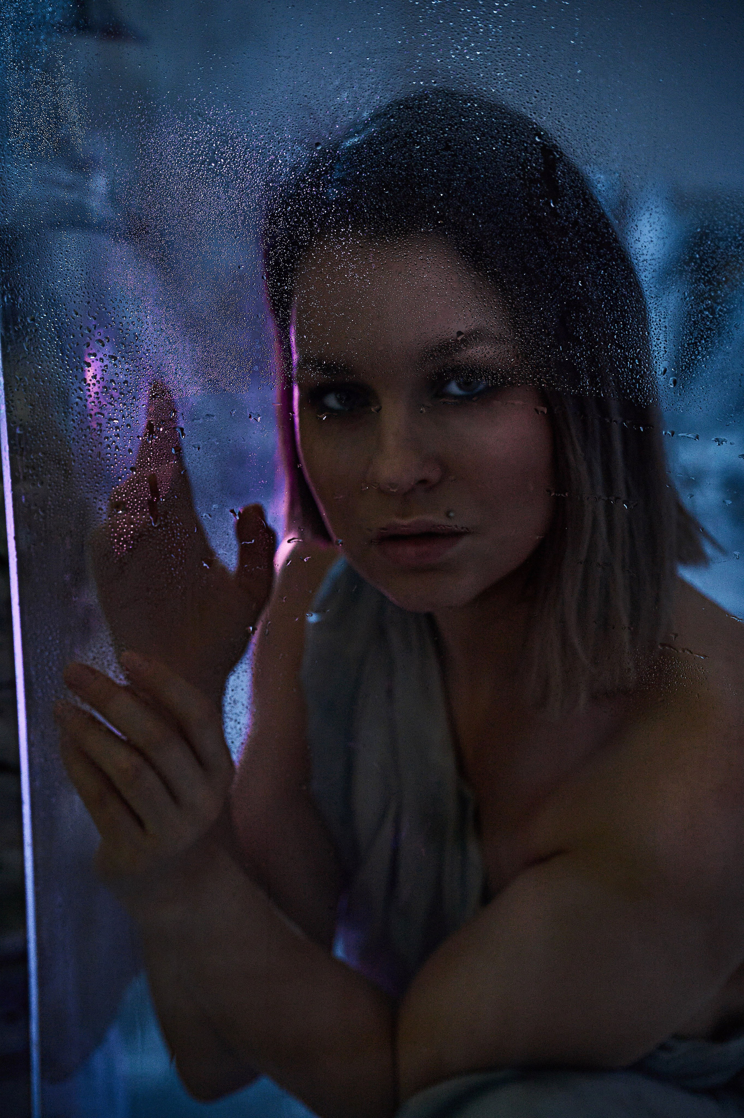 Фотосессия Ксении в декорациях «Лед» со стеклянным кубом