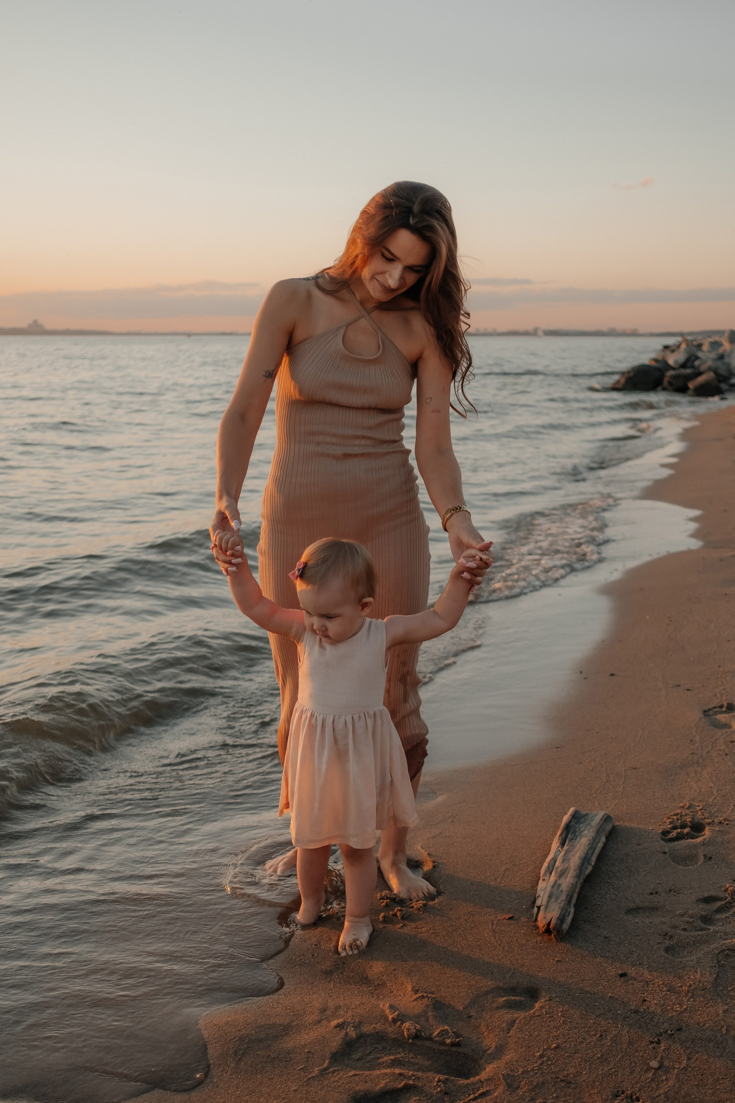 Катя с дочками на берегу. Фотограф в Новосибирске Диана Ильиных