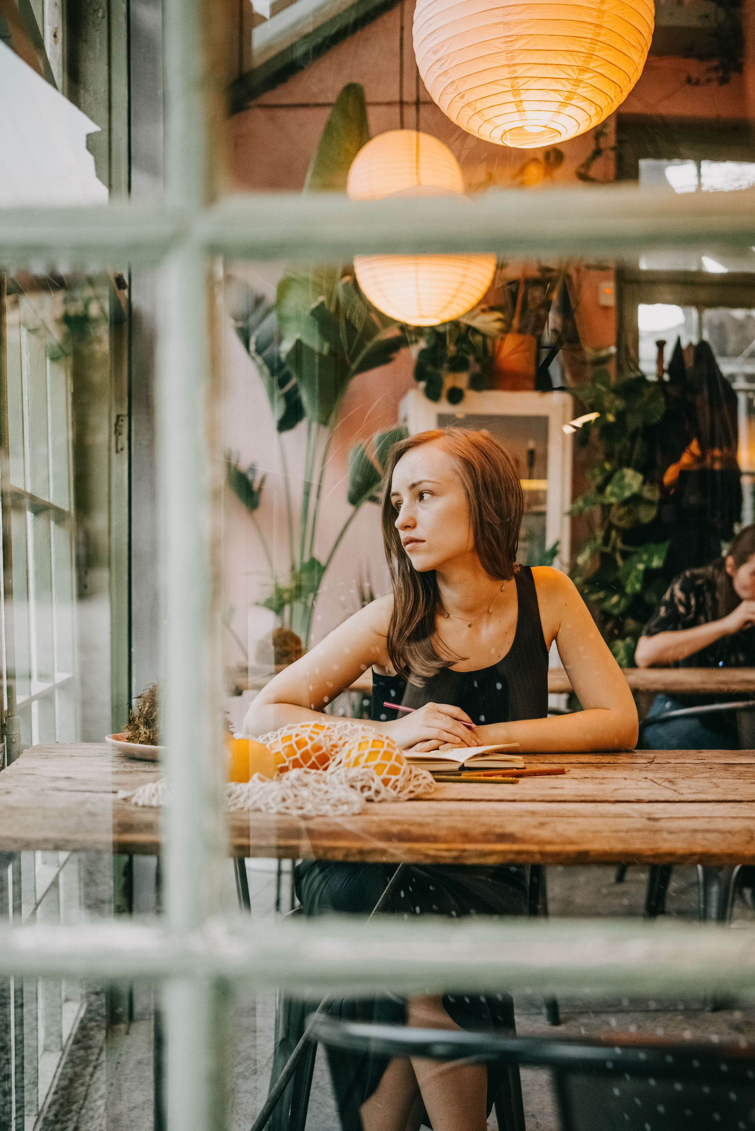 Контентная съемка художницы в городе. Портретный и свадебный фотограф в Тбилиси • xeniqo