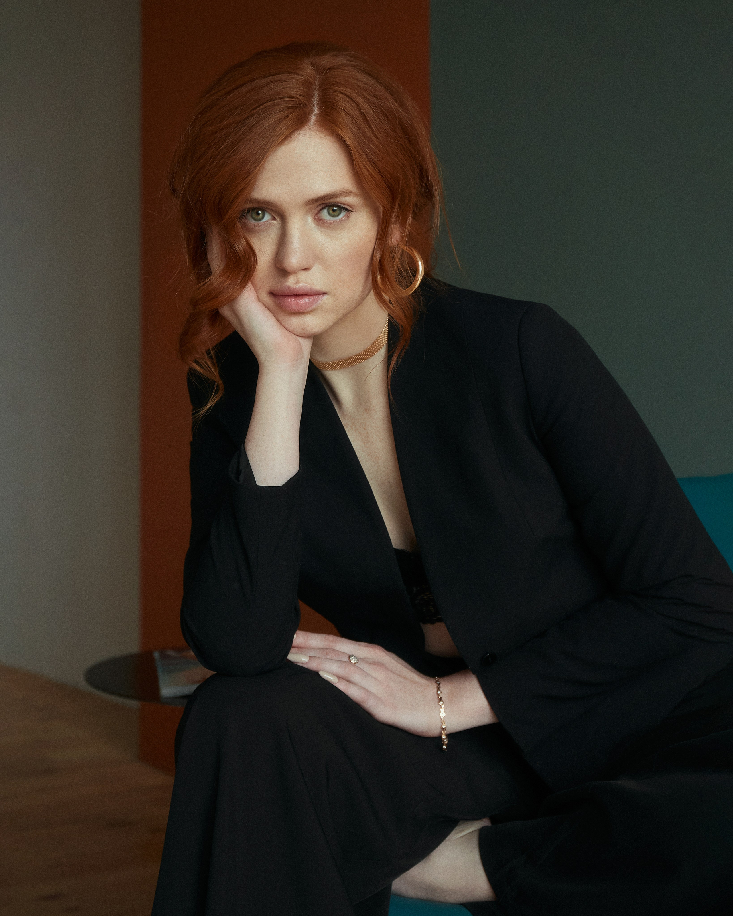 Живописный портрет с золотым светом и глубокими тенями — fine art фотосессия в студии Кушакова