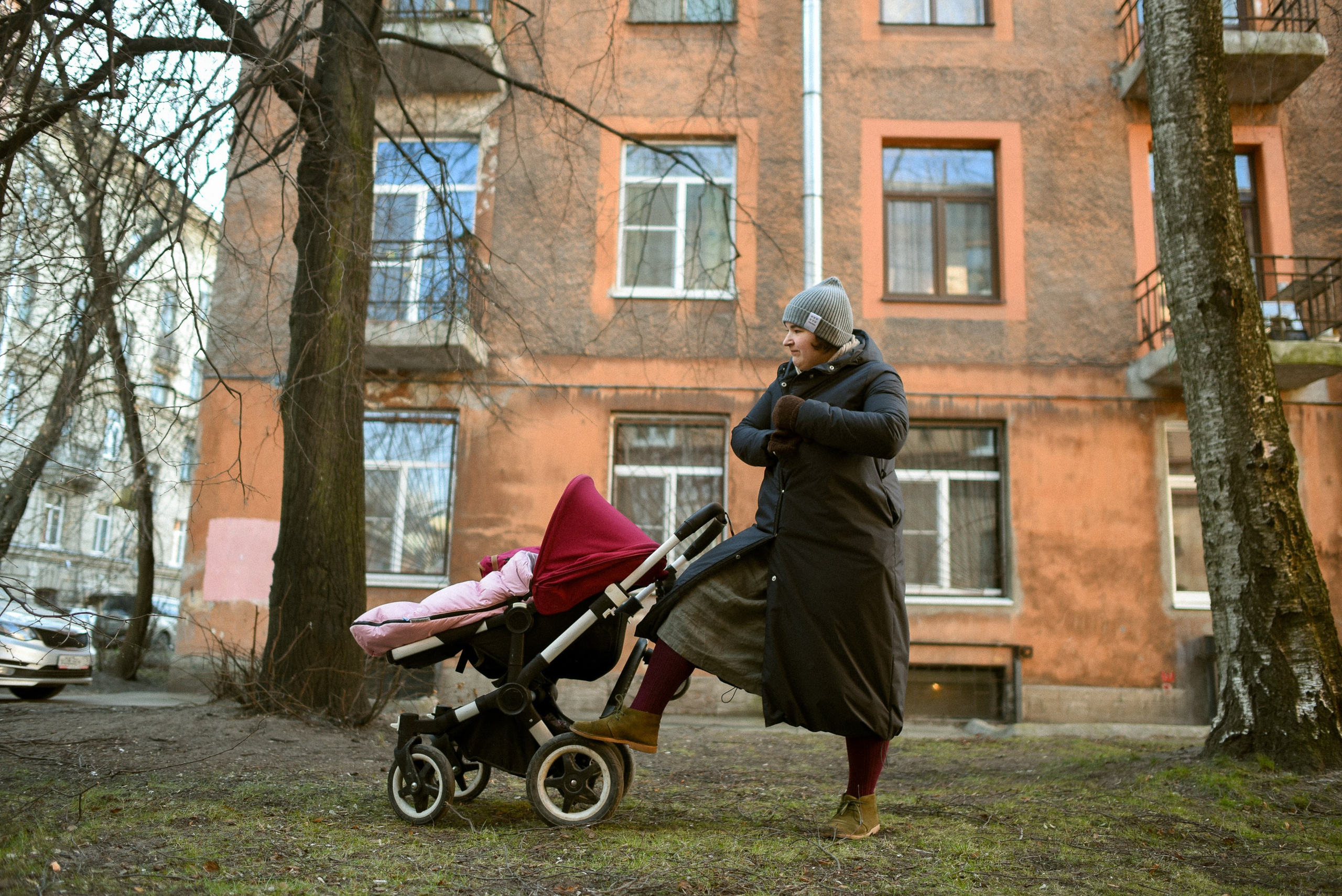 A Mom’s Day: The Everyday Hustle. Documentary family photography in Barcelona and beyond