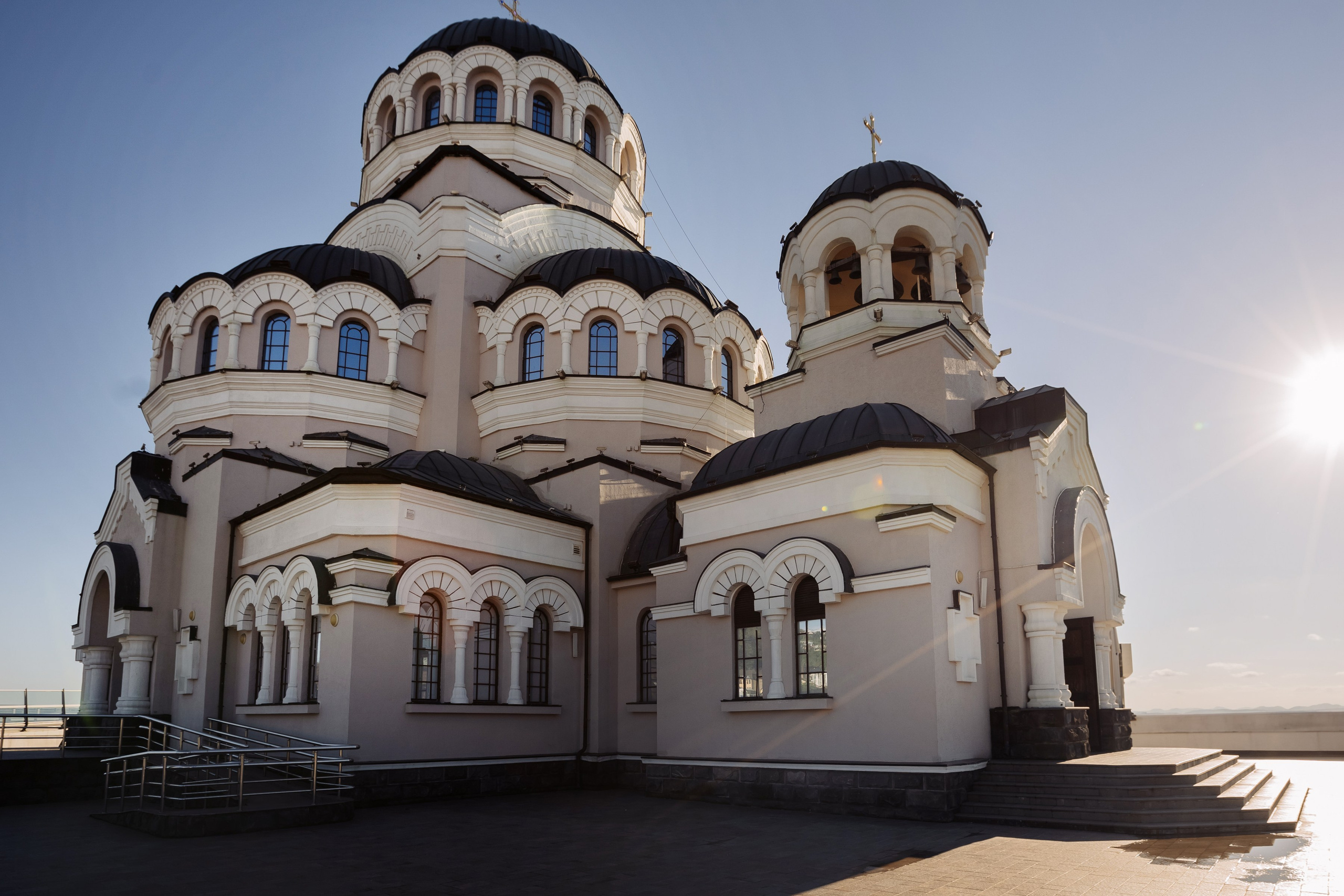 Храм Христа спасителя в Сочи. Семейный фотограф на крещение и венчание