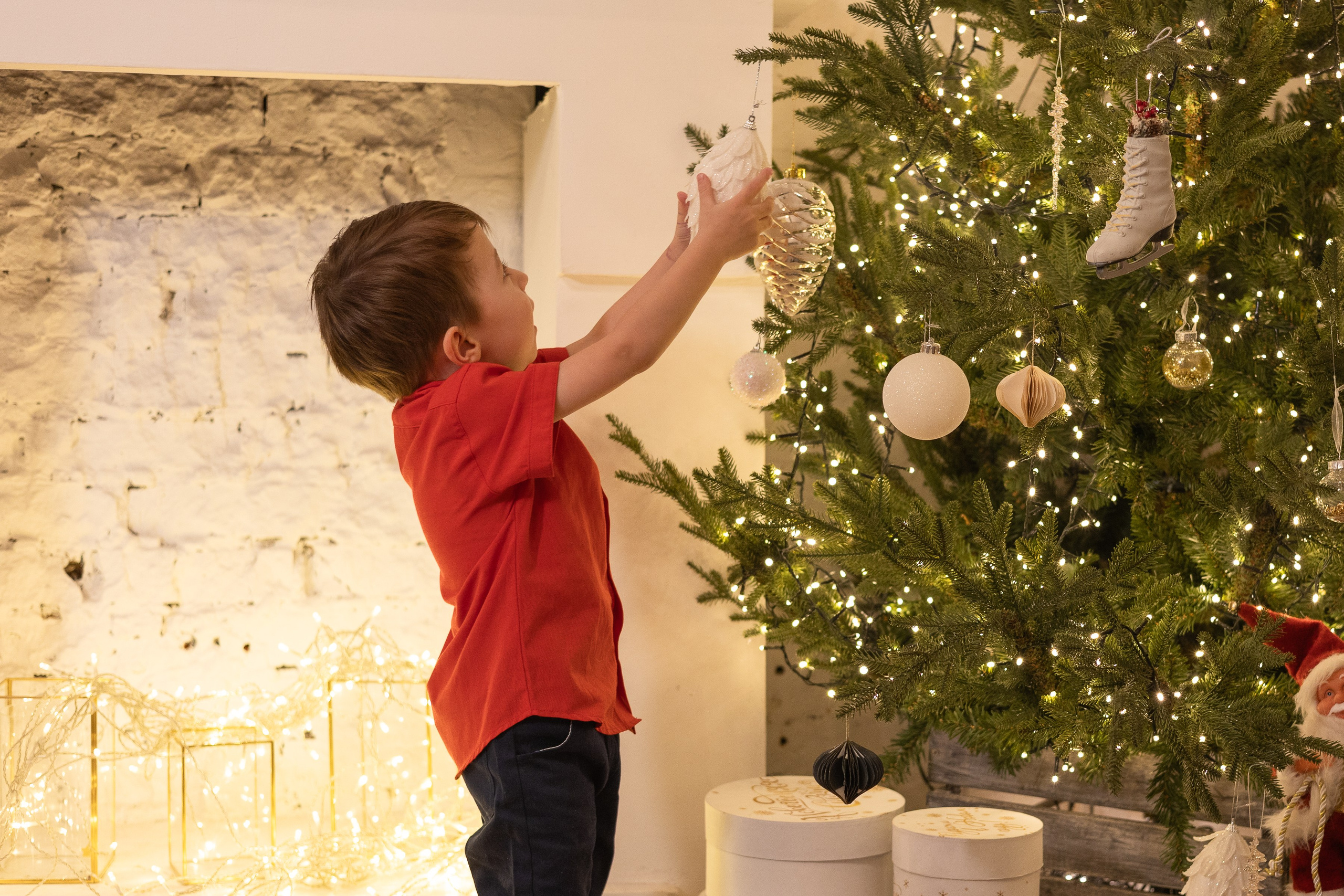 Детская новогодняя фотосессия в студии Ижевска для озорного Данила
