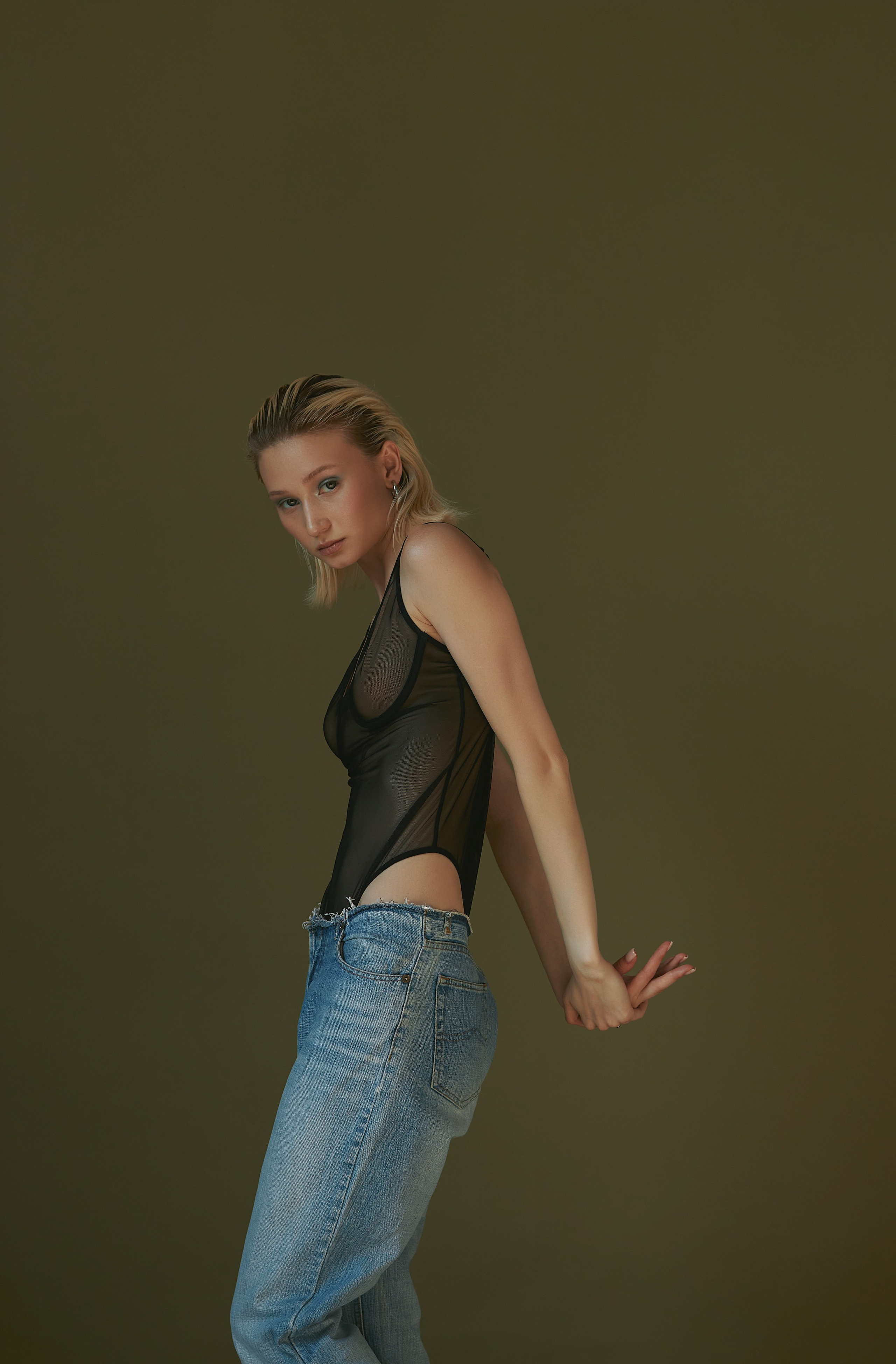 Фотосессия на цветном фоне