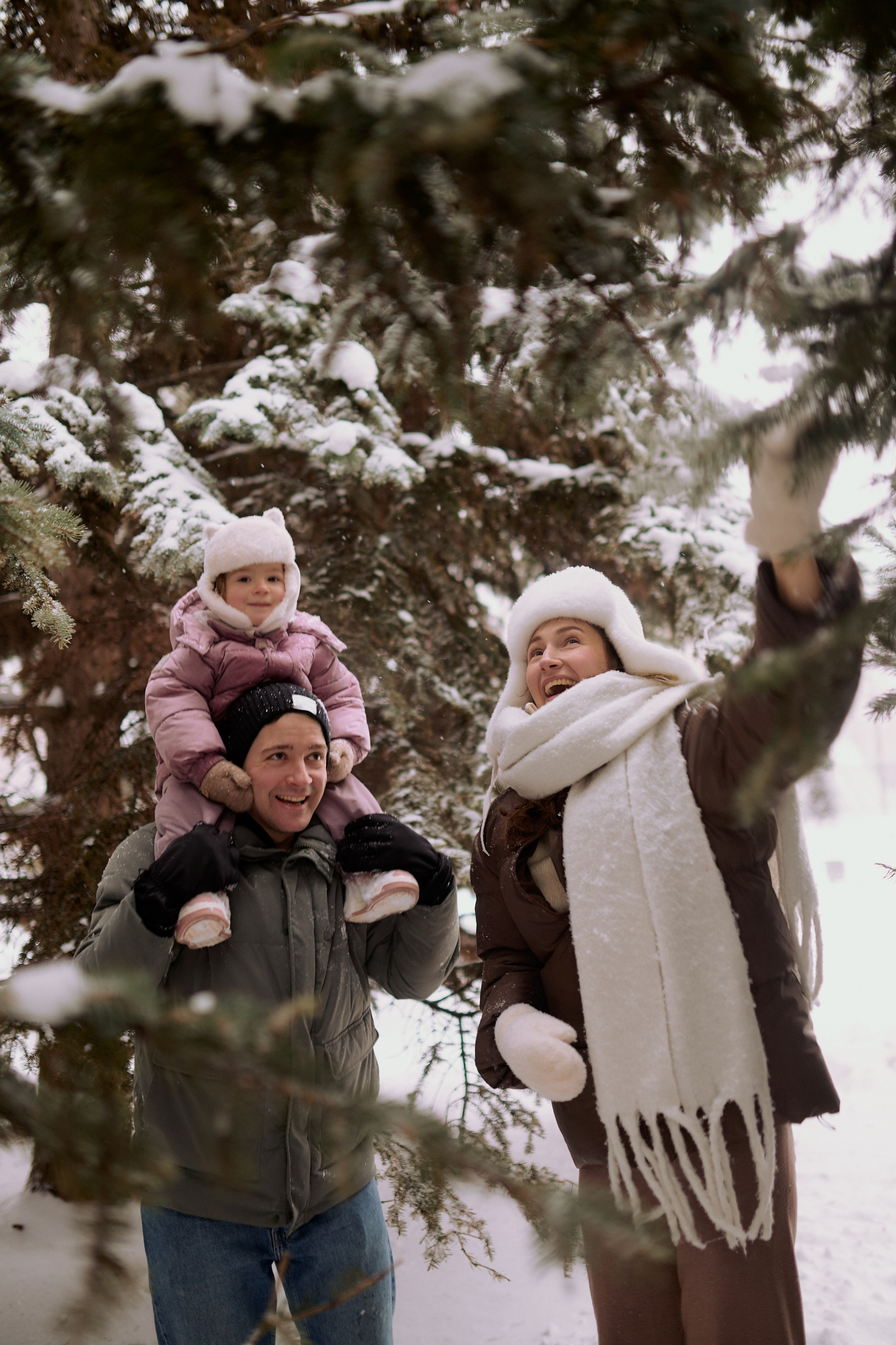 Андрей, Леся и Василиса в снежном парке. Семейный и свадебный lifestyle-фотограф в Москве Мария Петрова