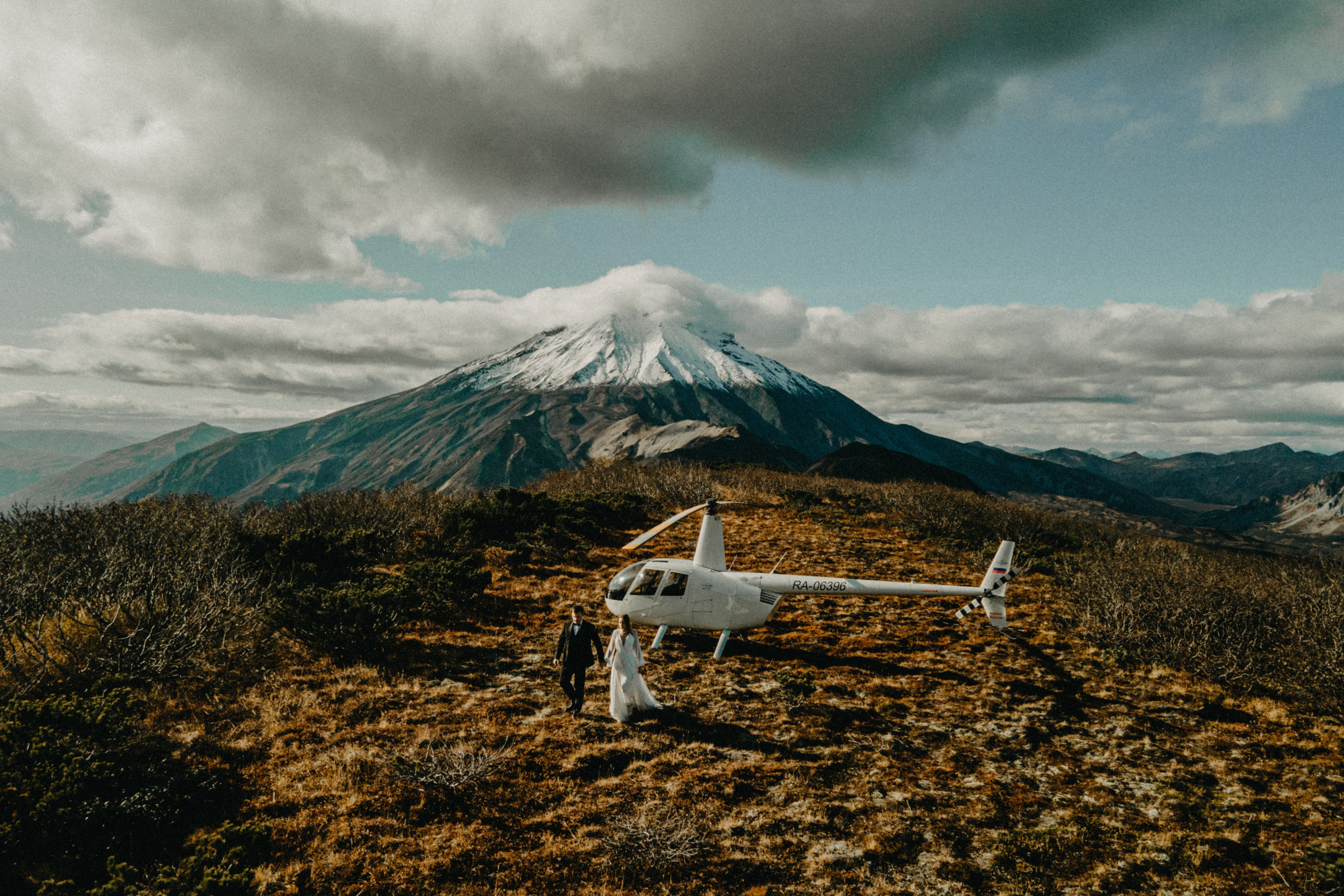 Вертолетный полет Бухта Жировая. Свадебное фото и видео на Камчатке. Туристические маршруты