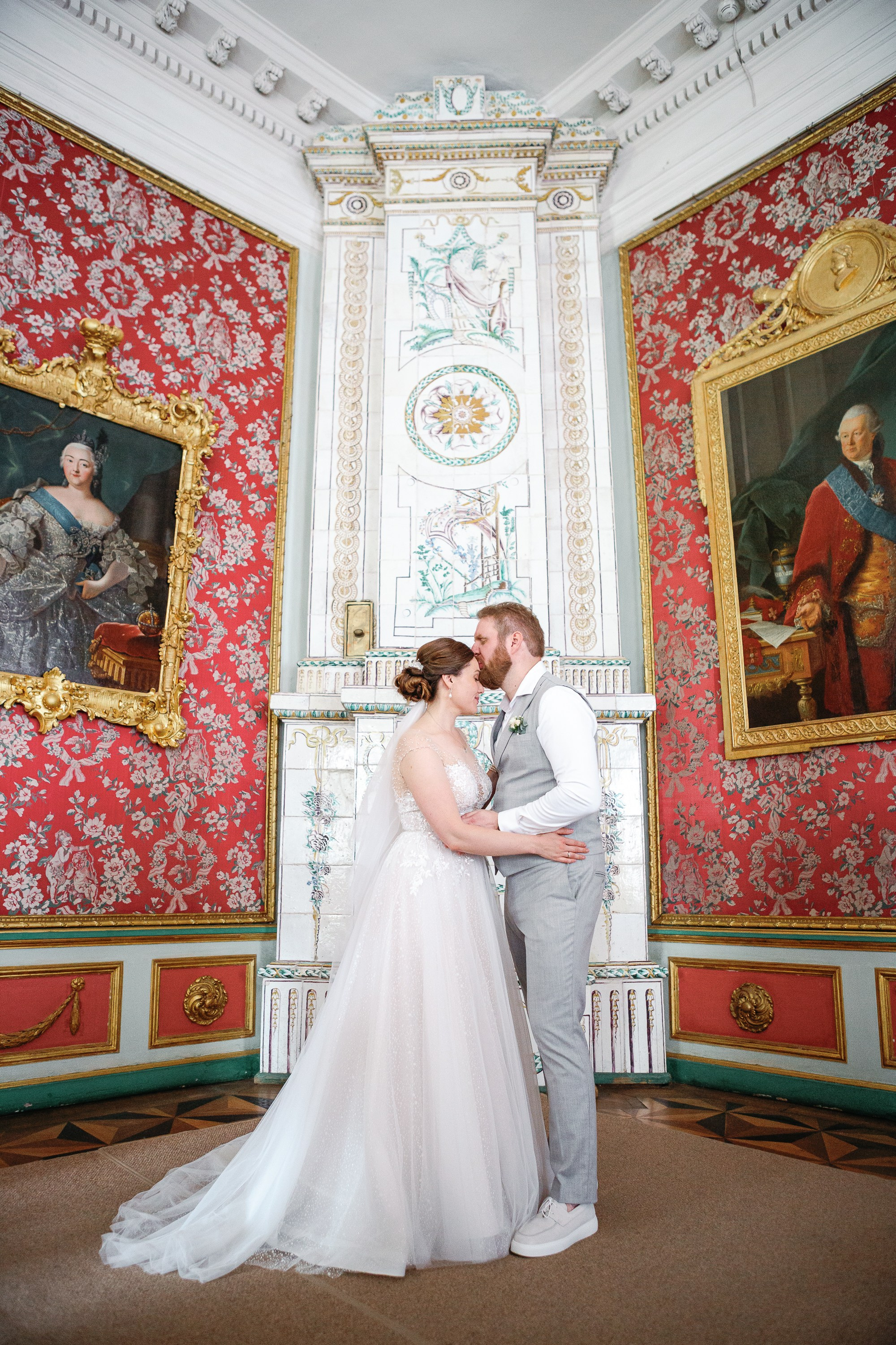 Музей-заповедник Кусково. Жених и невеста стоят во дворце на фоне камина.