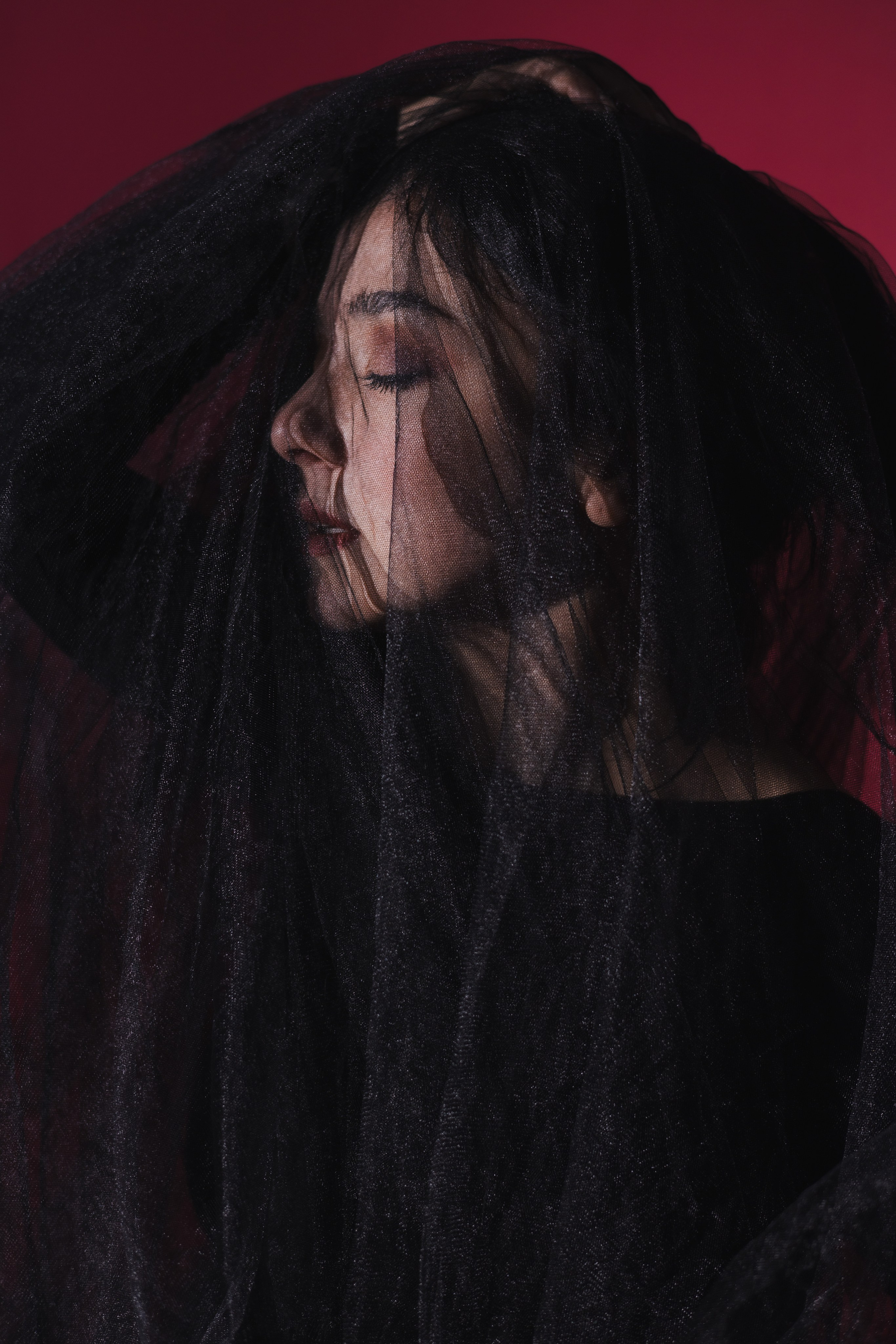 Нана Татишвили, девушка в черном платье на красном фоне