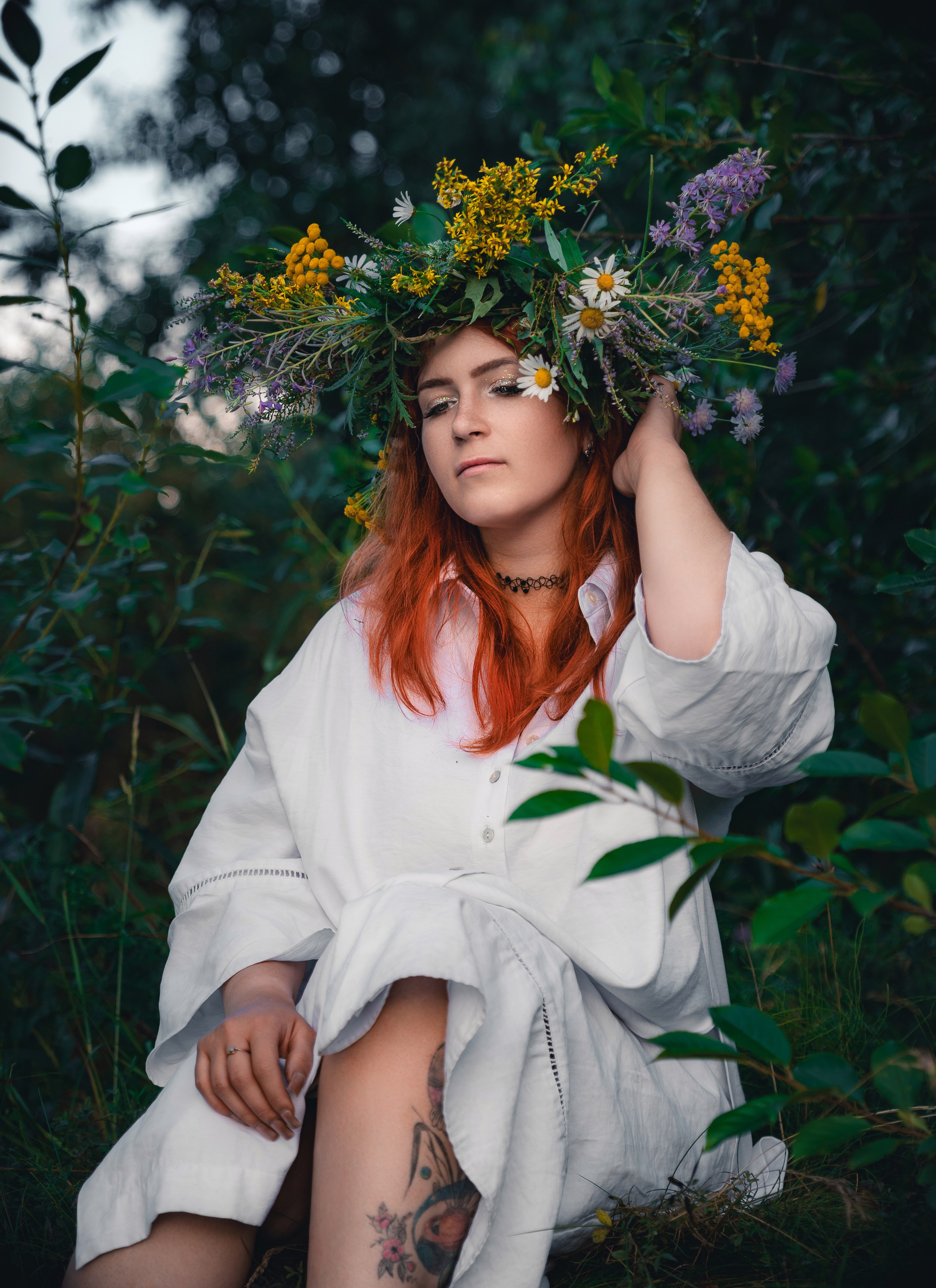 Девушка с рыжими волосами в белой рубашке и венке из ромашек, жёлтых и фиолетовых цветов, портрет на природе в стиле бохо, индивидуальная прогулочная фотосессия Санкт-Петербург. Фотограф Мальцев Евгений - evrednix.