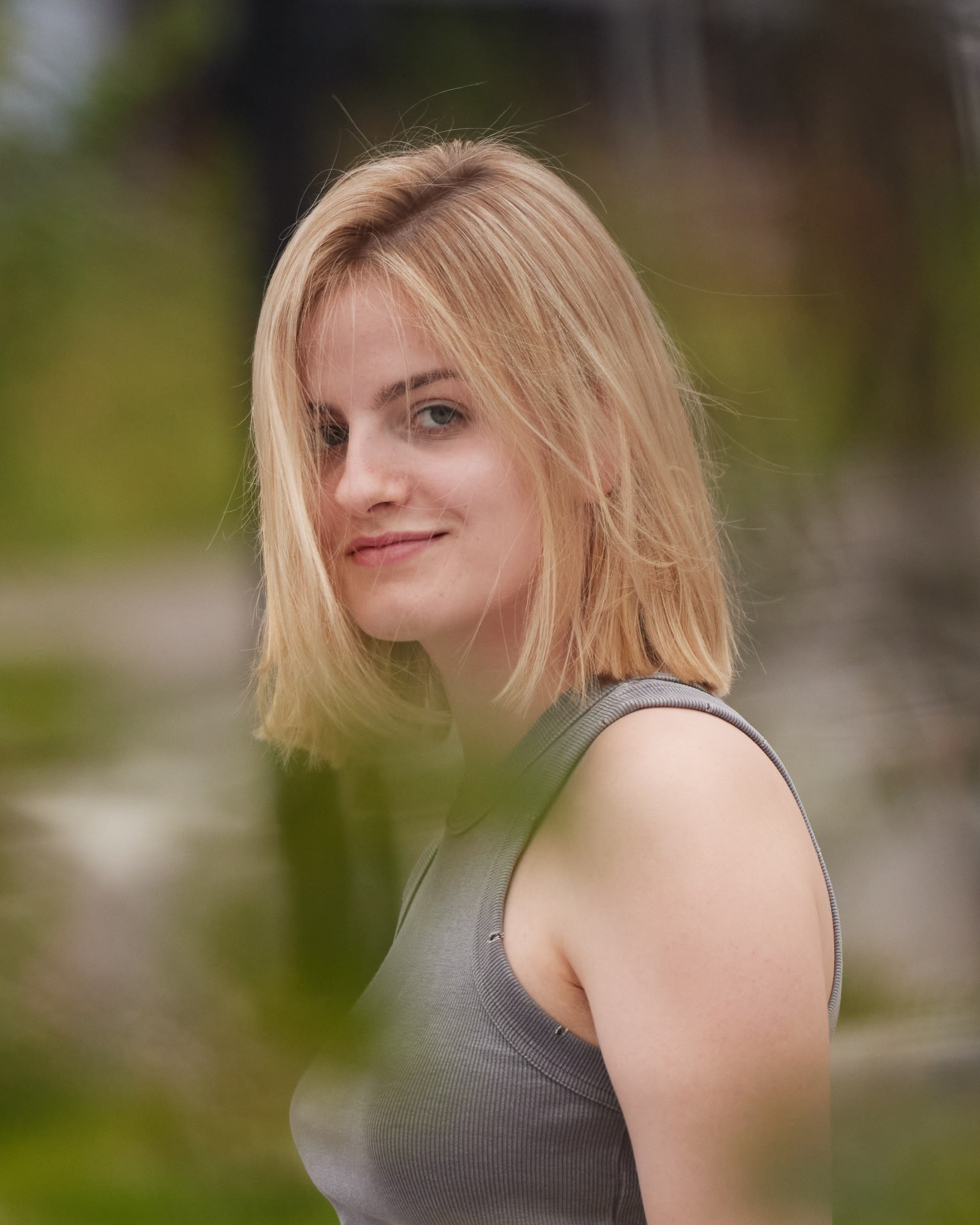 Portrait of a young lady on a nature location - photographer Andrey Dunin