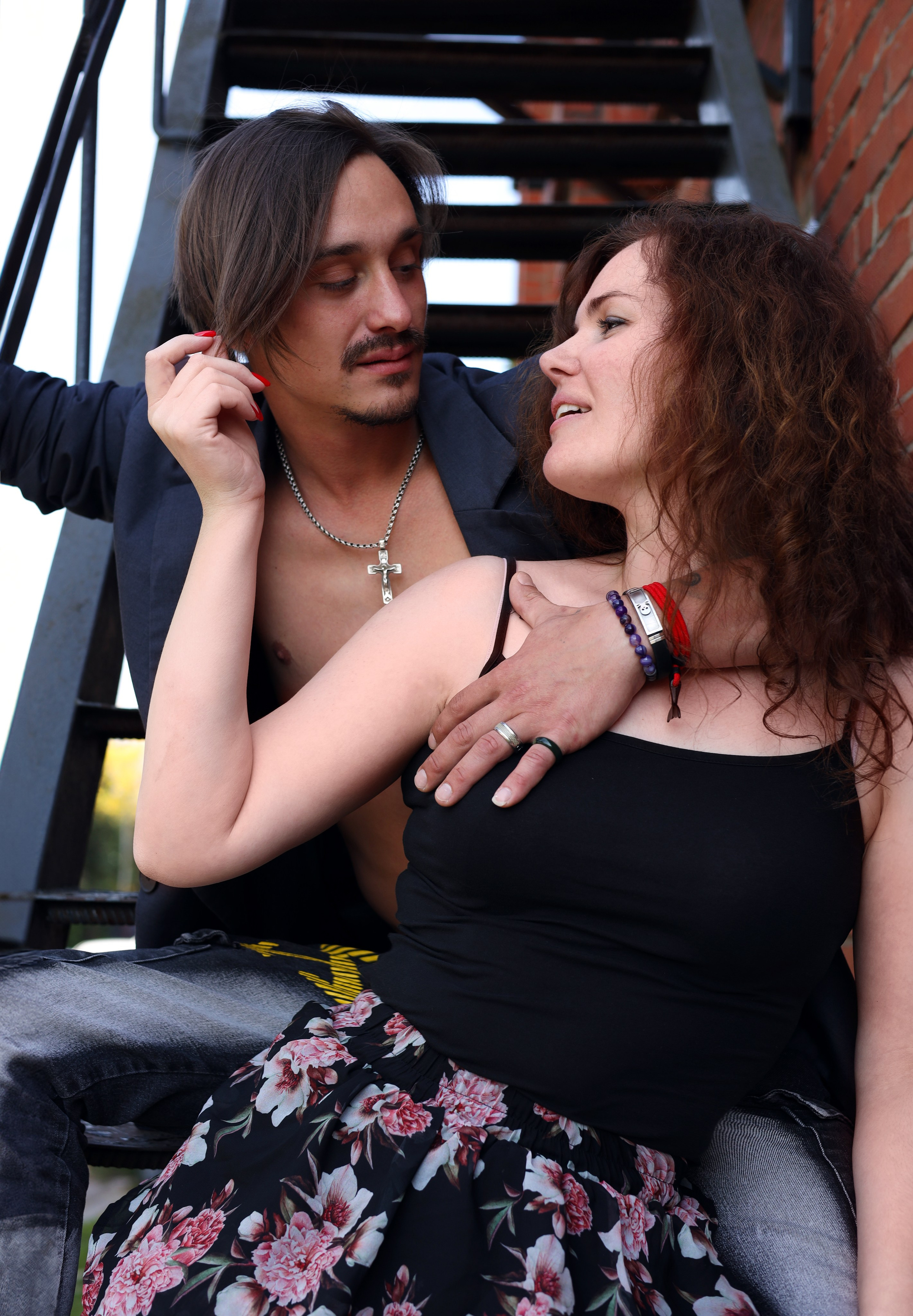 фотосессия с парнем влюбленные смотрят друг на друга и улыбаются