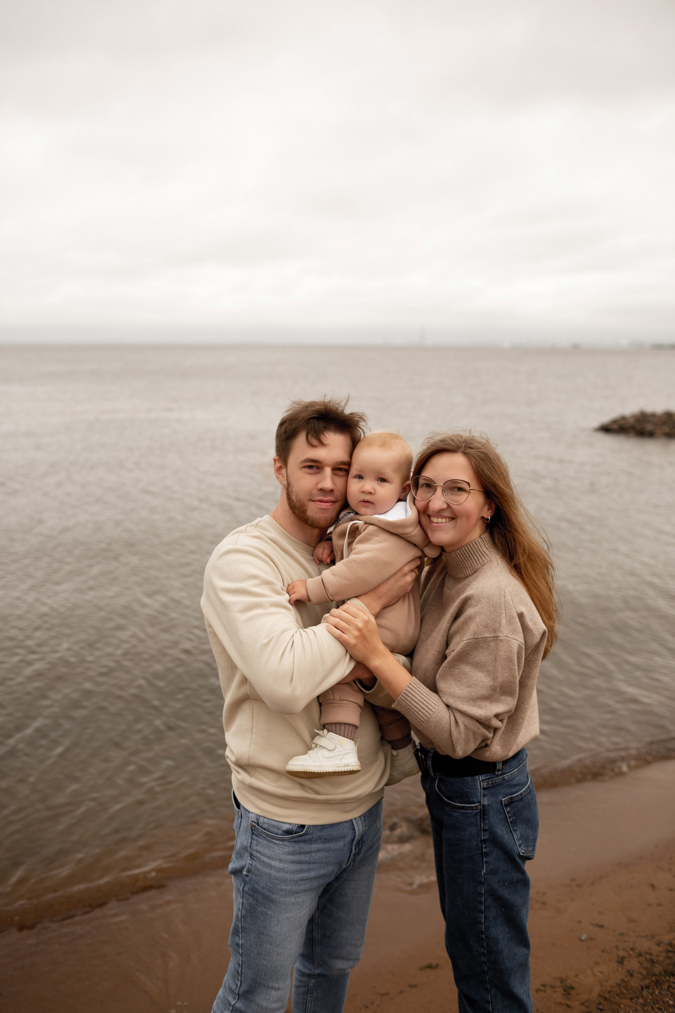 Семейная фотопрогулка на пляже. Свадебный фотограф Кирилл Белый