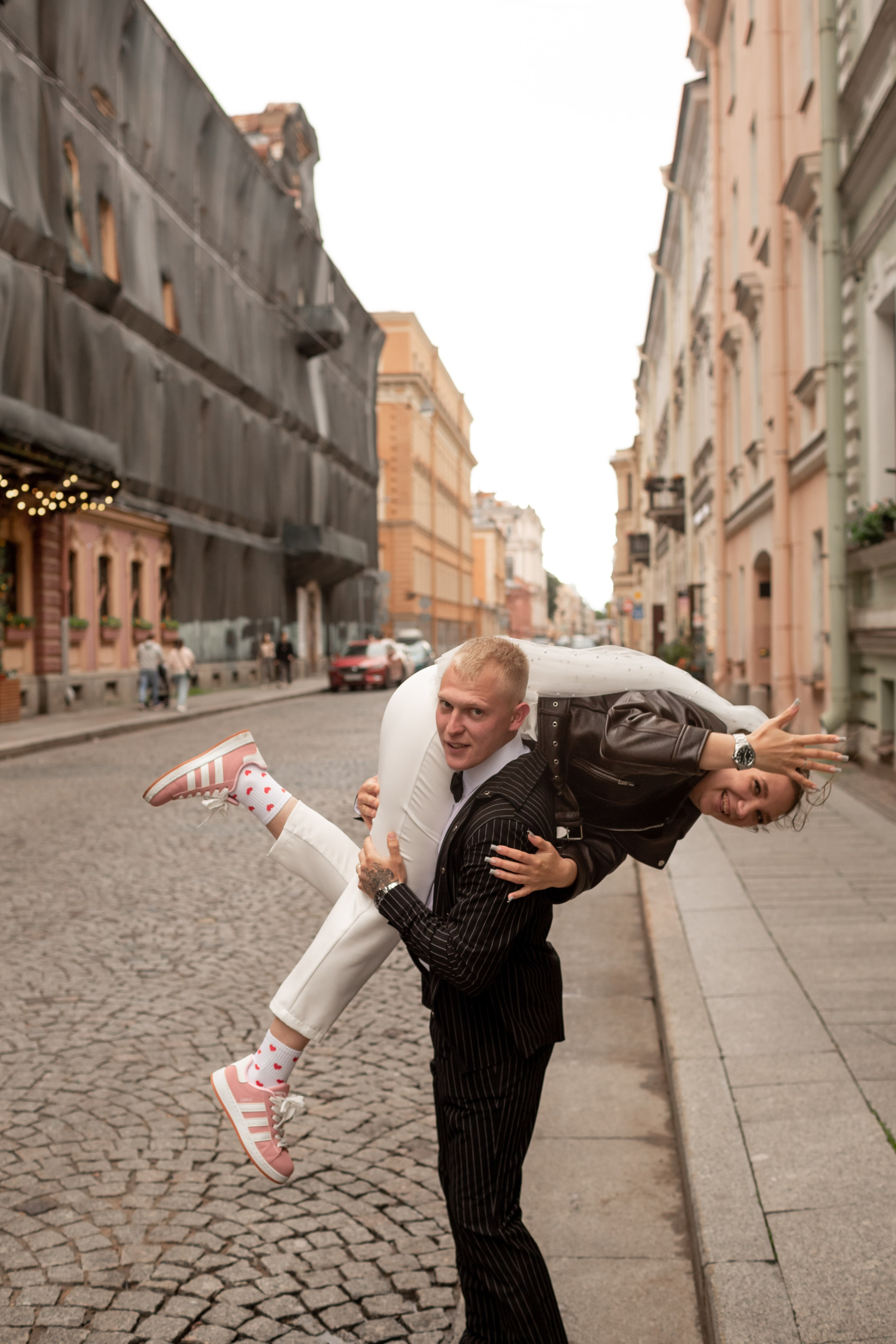 Свадебная фотосессия в центре Петербурга. Свадебный фотограф Кирилл Белый