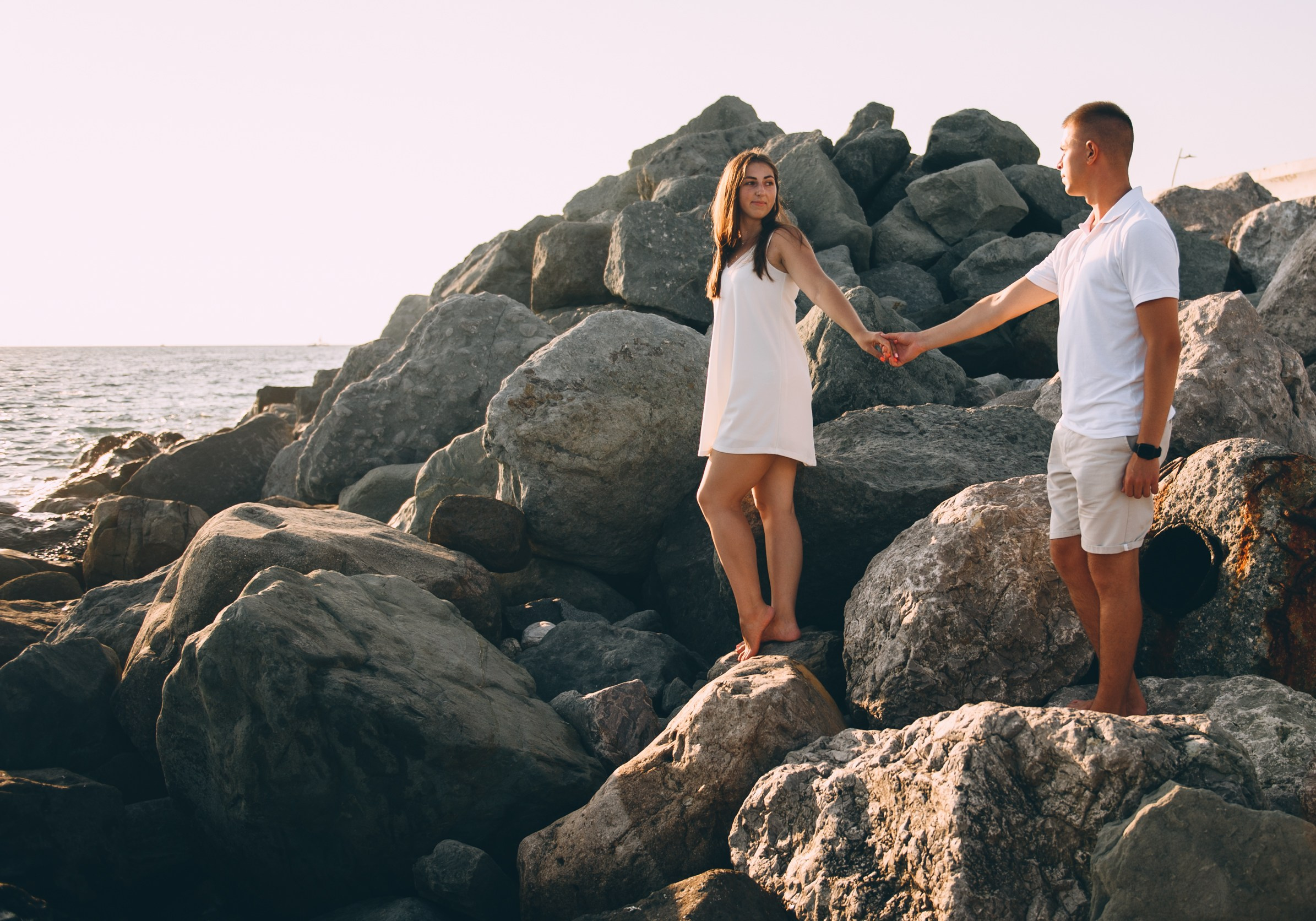 Имеретинский пляж, большие камни. Свадебный и семейный фотограф София Невская
