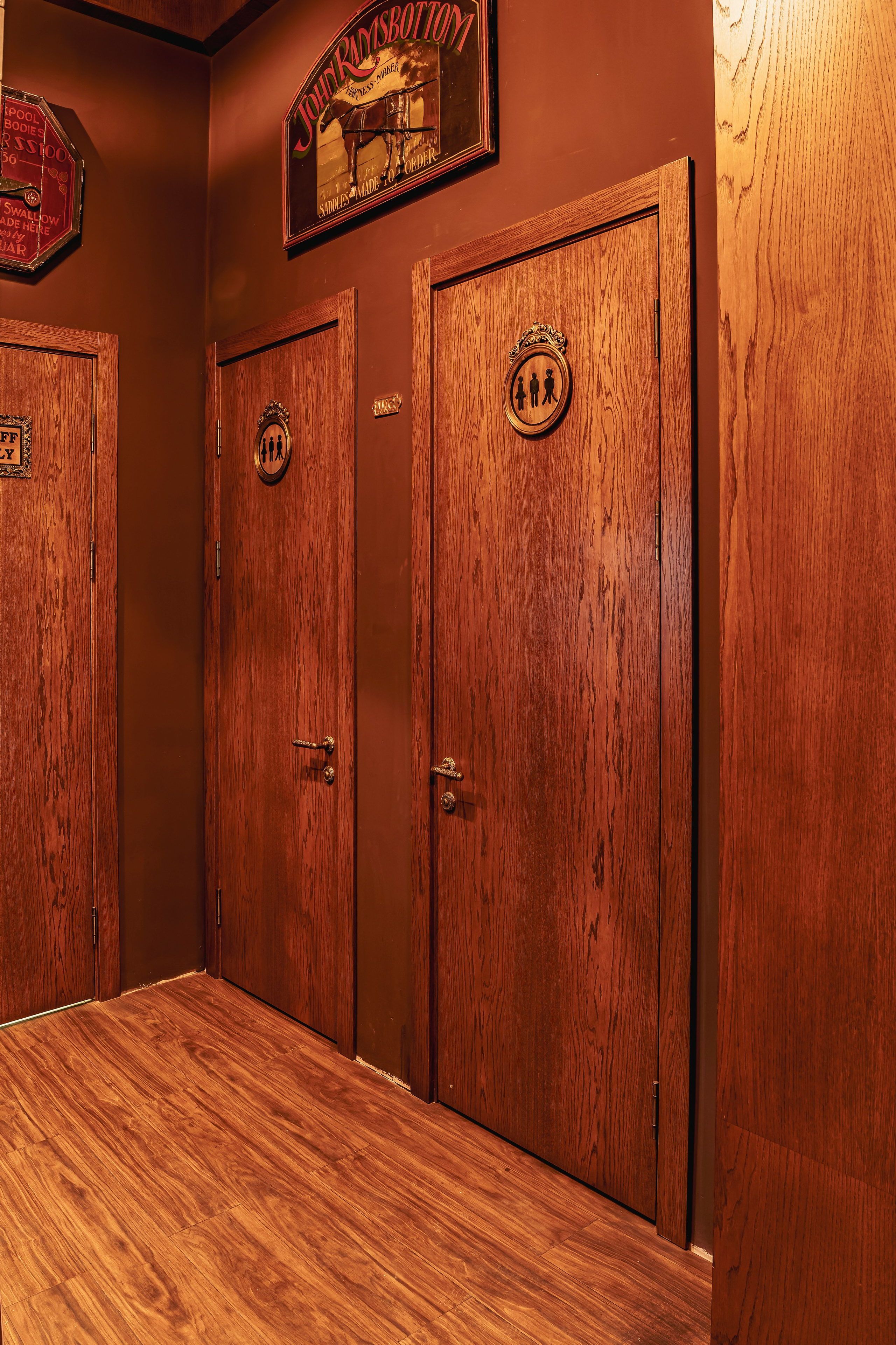 Алматы, Fuller's 4you — камерный паб в верхней части города, апрель 2025. Интерьерный фотограф Алматы