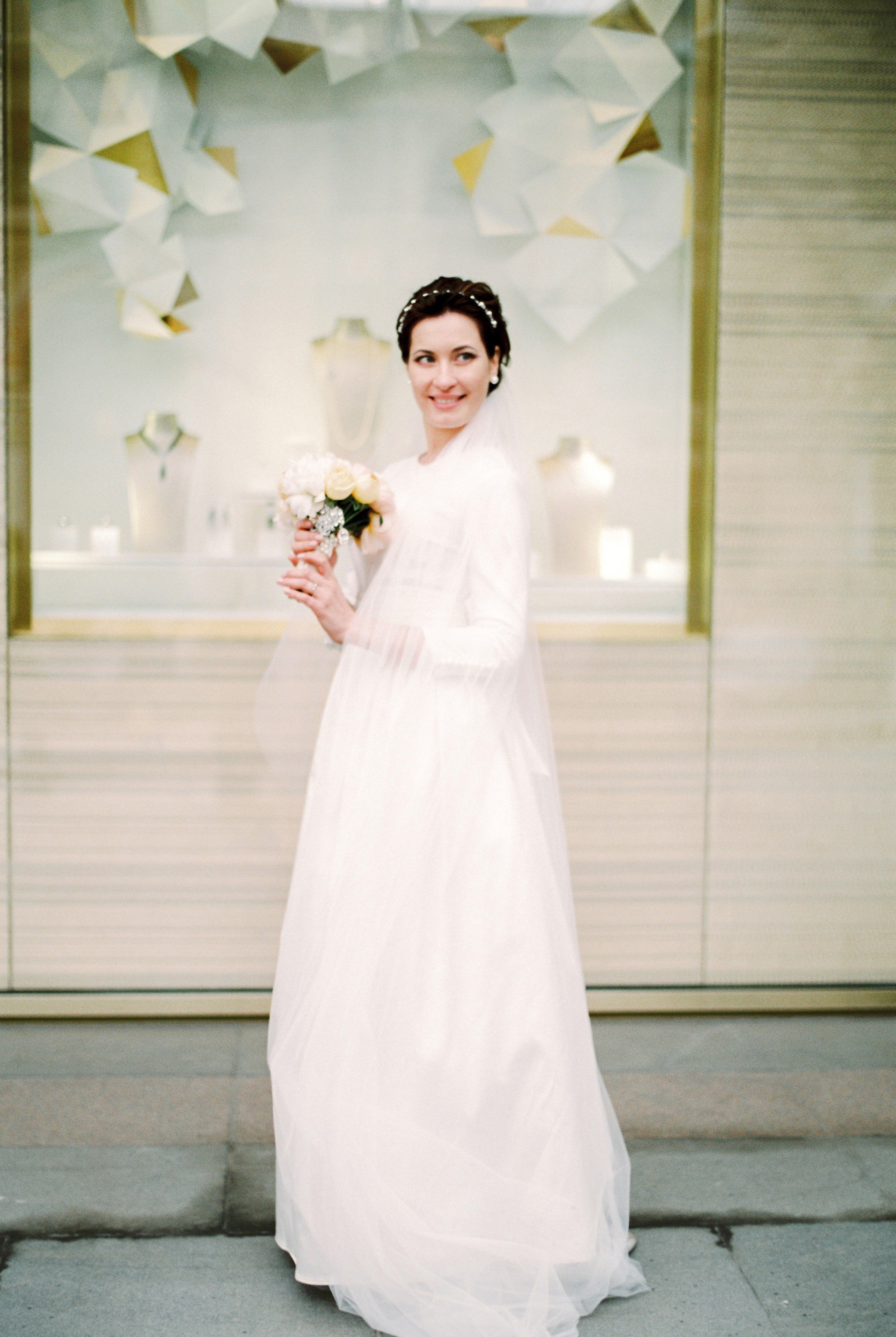 Стильная свадьба на плёнку в центре Москвы, плёночный фотограф Москва