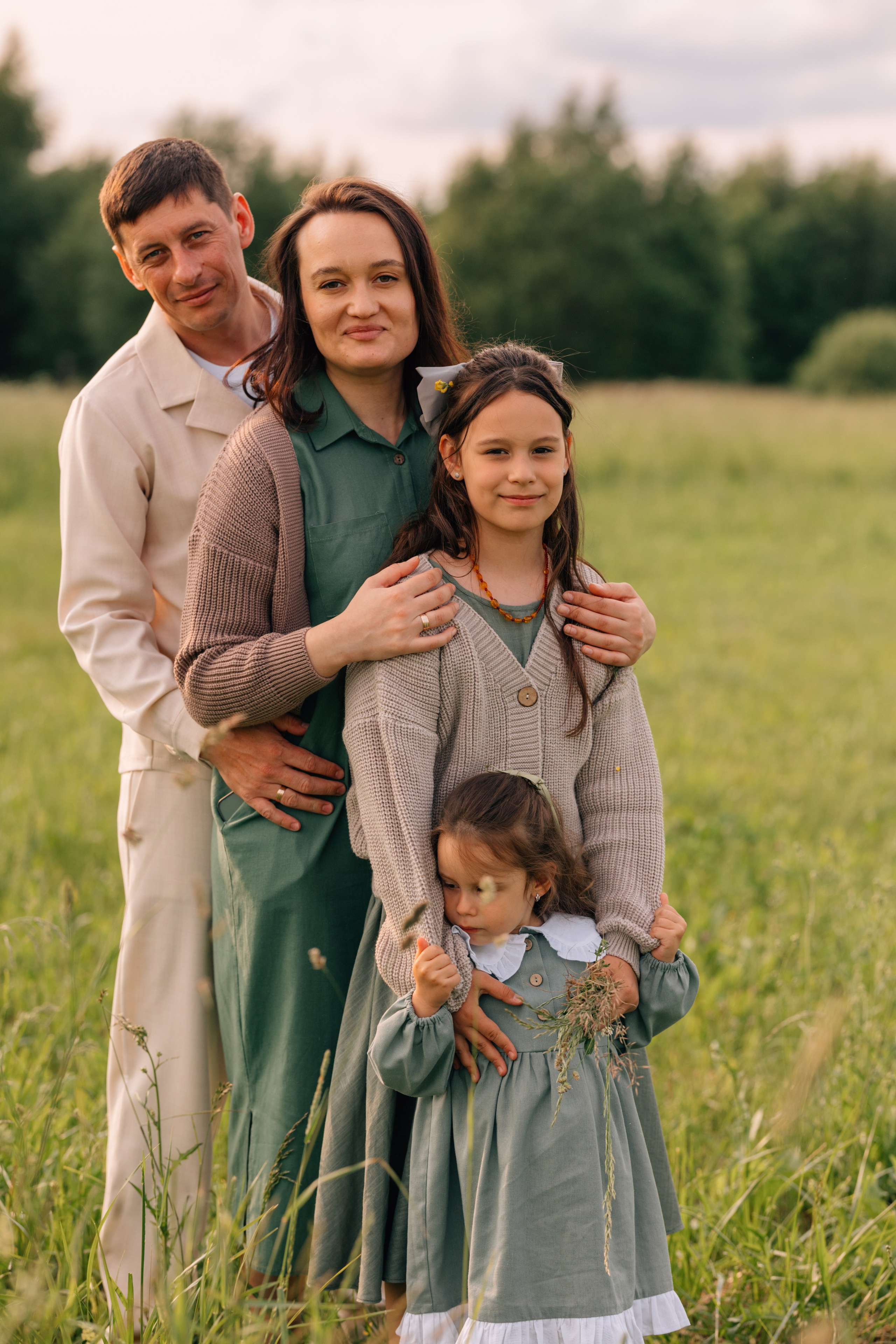 Анна, Марчелло, Настенька и Влада в поле. Фотограф Москва Светлана Кирюшина