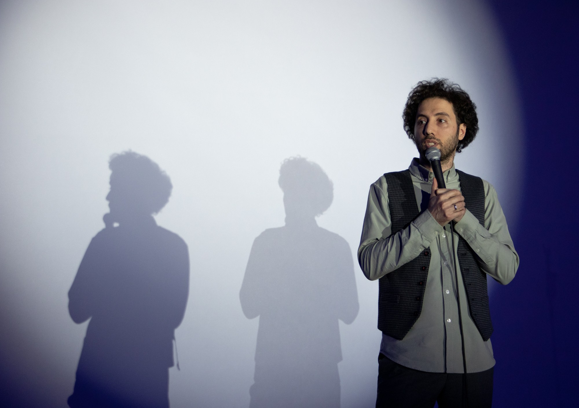 Выступление стендап-комика Дмитрий Романов. Репортажный, промышленный и маркетплейс-фотограф Дмитрий Чернат