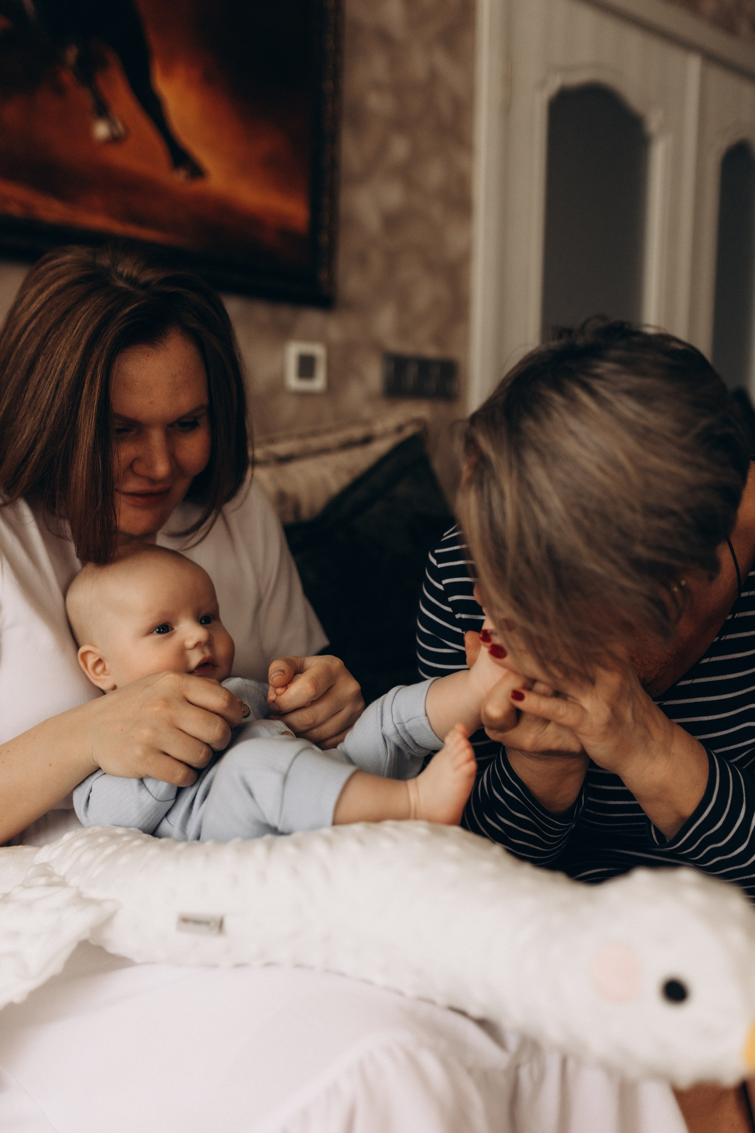 Александр Сергеевич с мамой и бабушкой 🤍. Фотограф Артем Бросов в Санкт-Петербурге и Дубае