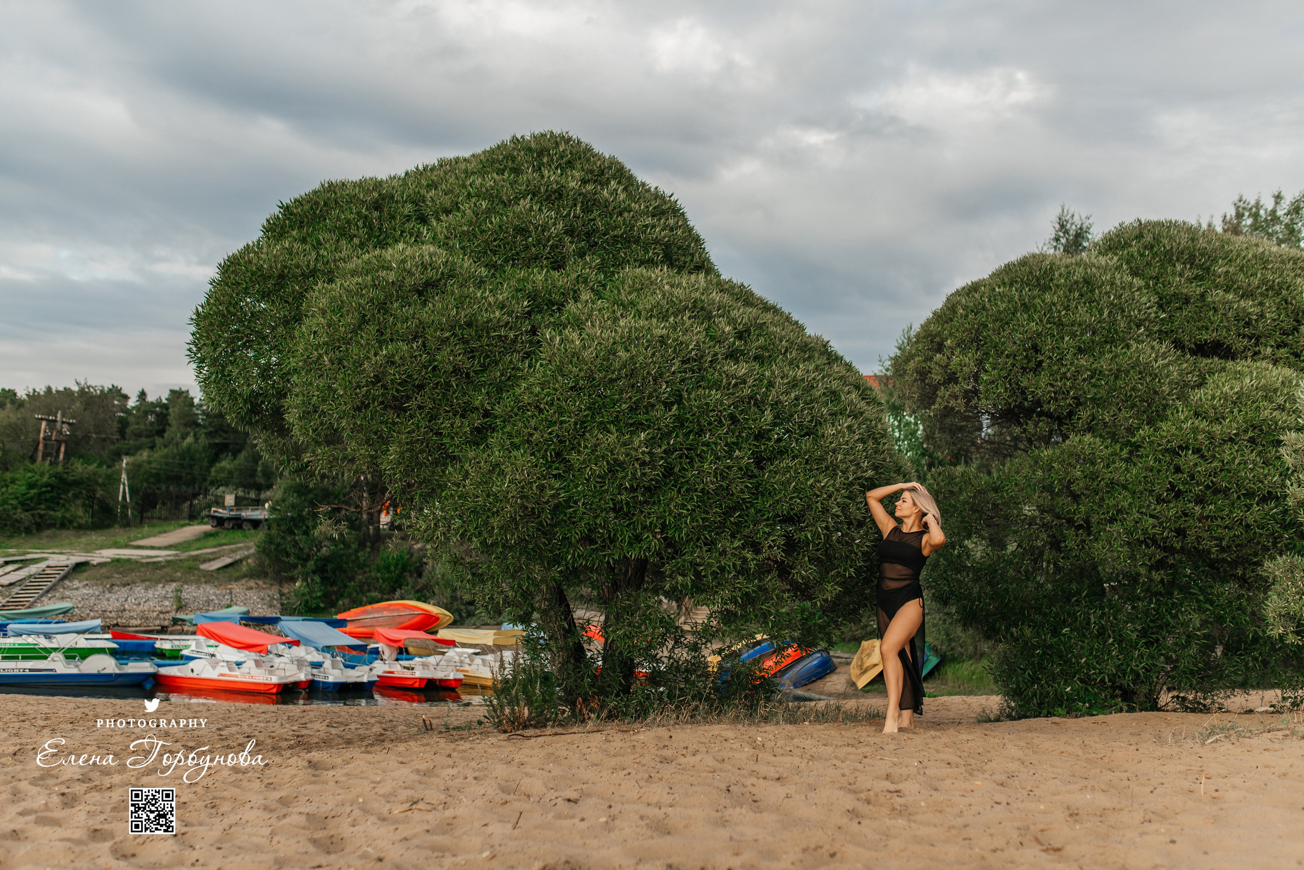 Девушка фотографирутся в листьях ивы