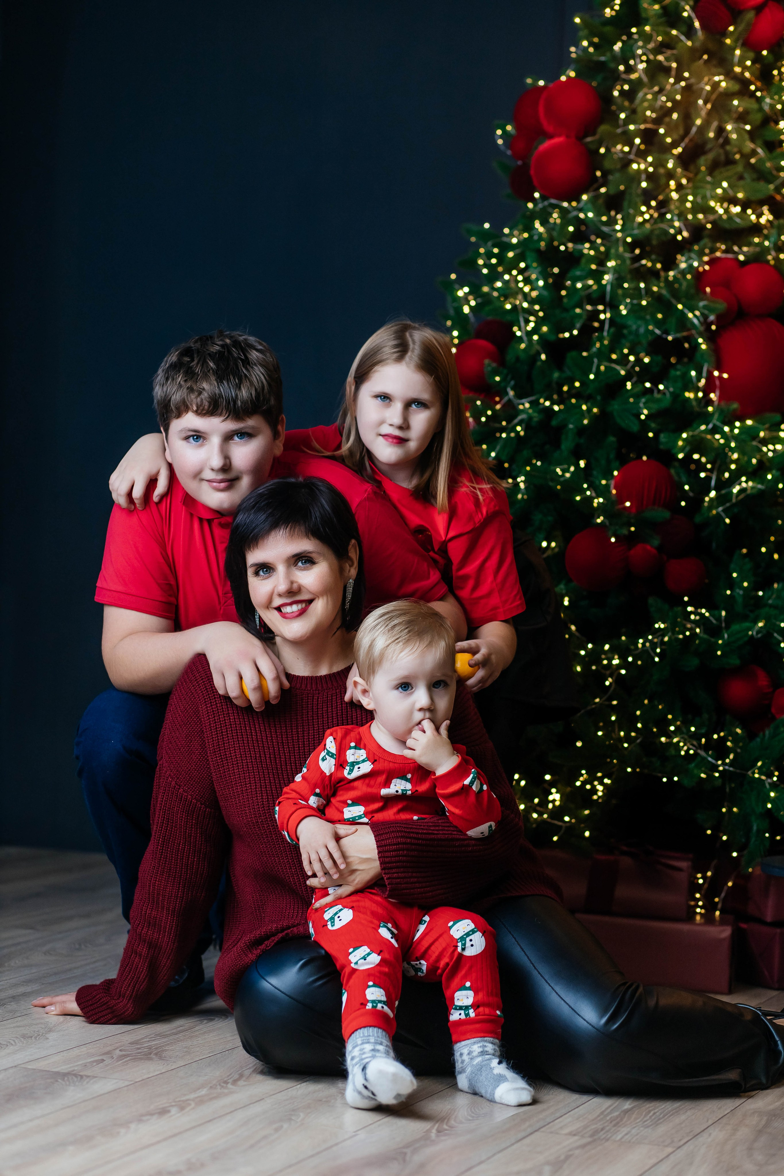 Оля и детки Новый год 2026. Женский фотограф в Оренбурге Ирина Заводчикова