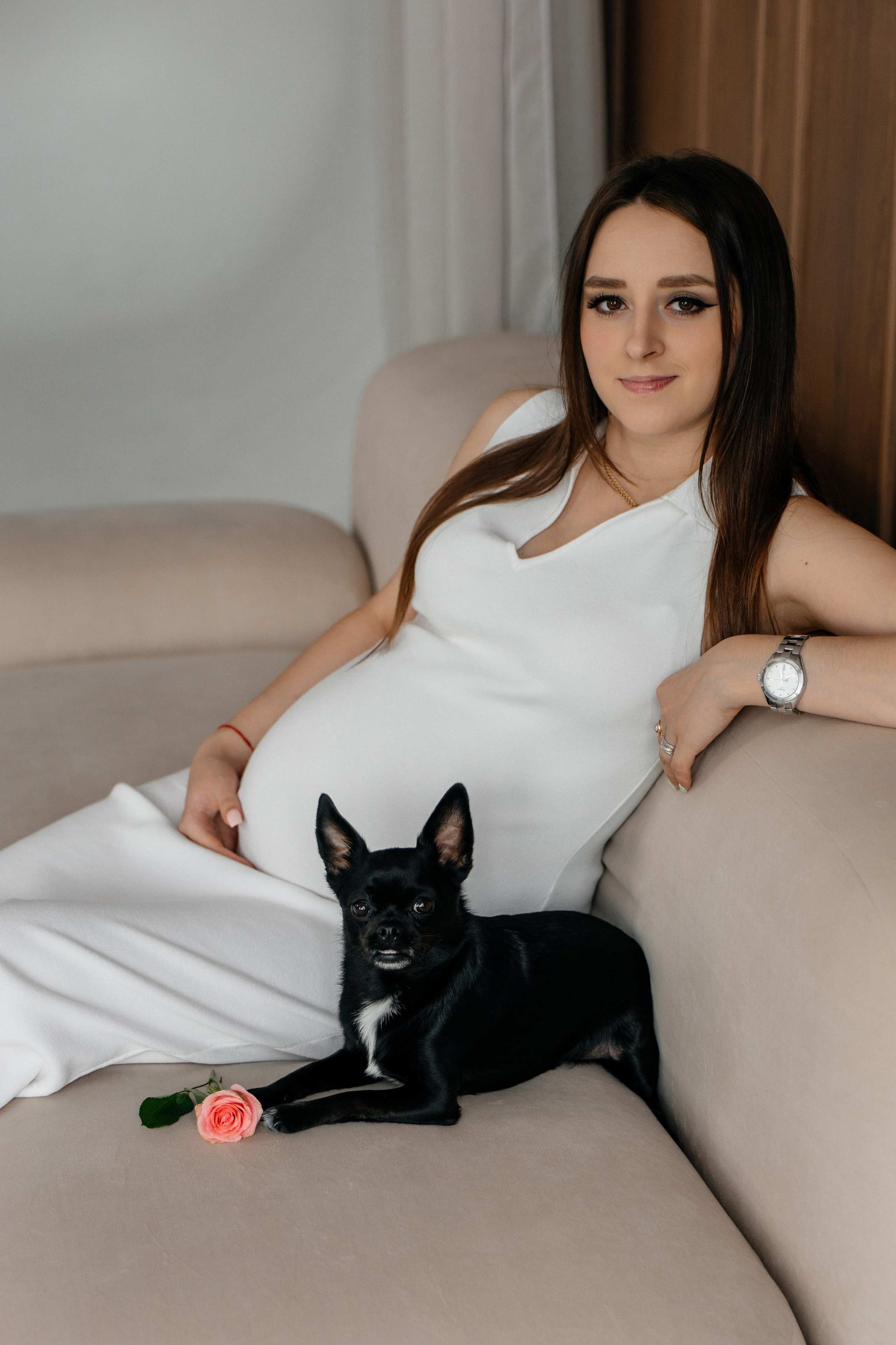 Фотосессия беременной девушки с собакой
