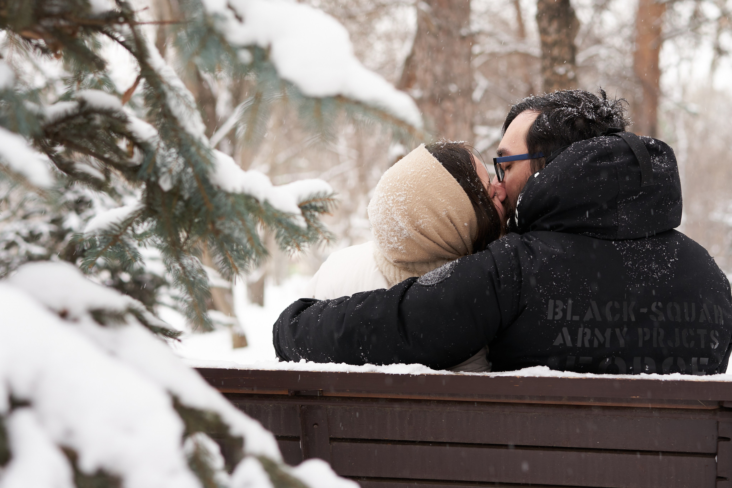Зимняя фотосессия влюбленных в парке. Фотограф Екатеринбург Кокшарова Александра
